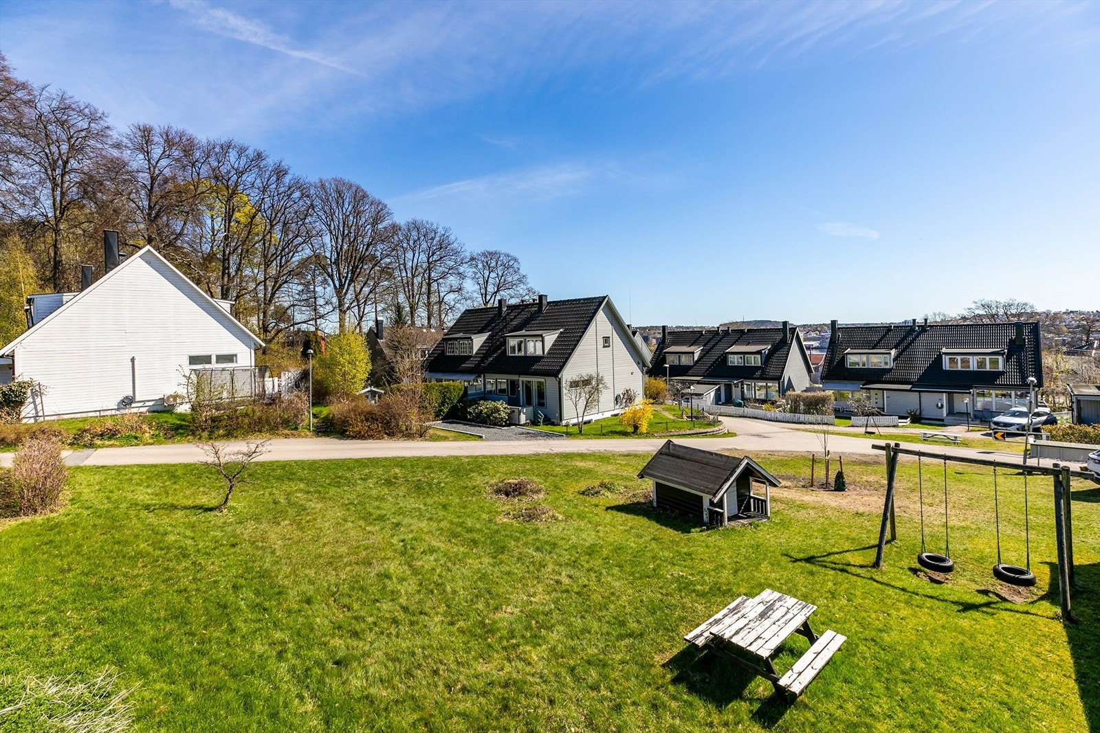 Nabolaget i denne delen av Anna Hagmans gate omtales gjerne som Fylkesmannshagen og har et utpreget rolig, barnevennlig miljø. Galleribilde