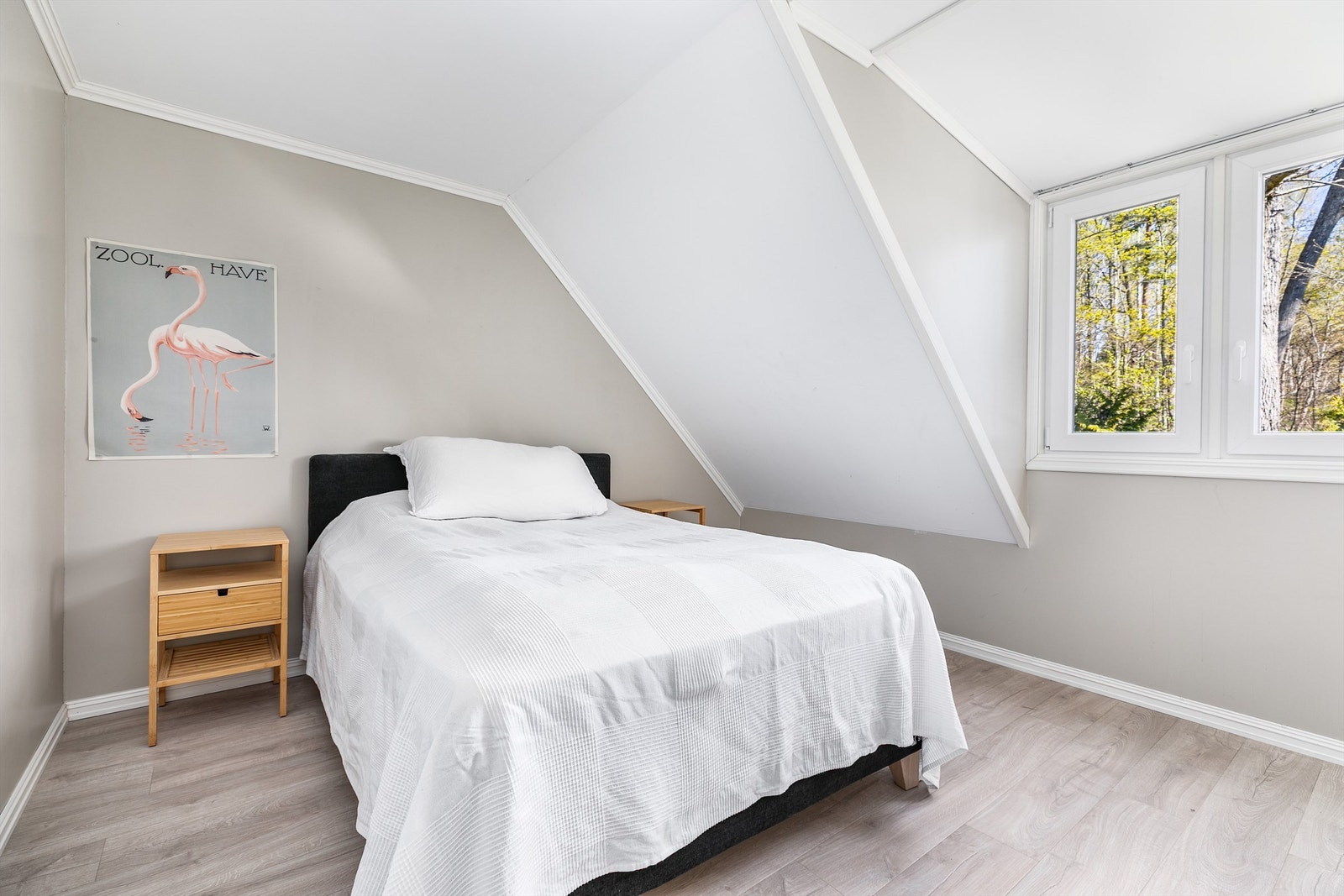 Med tre soverom i andre etasje kan familien sove samlet på én flate, noe som er spesielt gunstig mens barna er små. Galleribilde