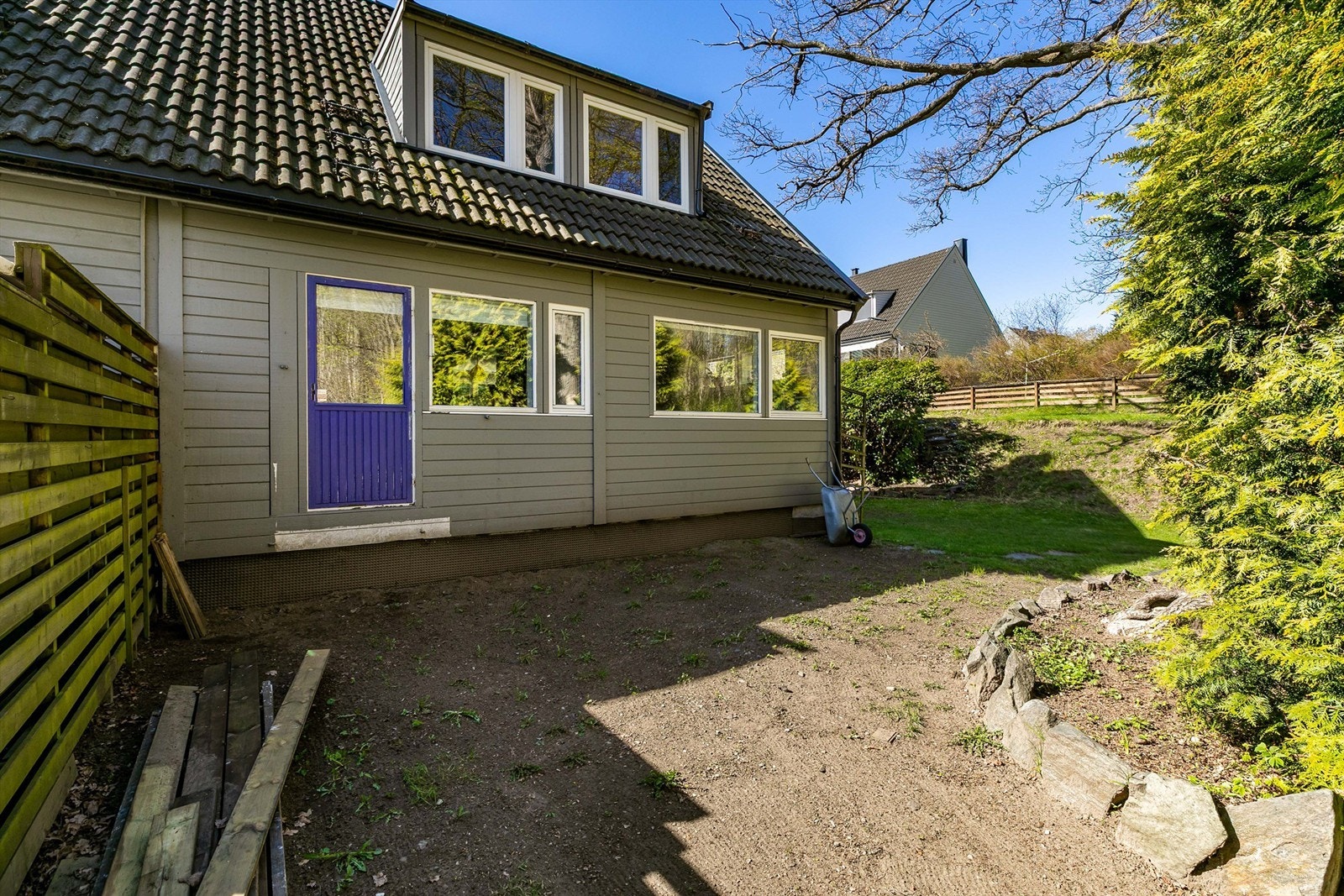 I bakhagen var det tidligere en stor platting, noe det fortsatt er mulighet for. Denne siden vender mot skogholtet og oppleves som tilbaketrukket, skjermet og privat. Galleribilde