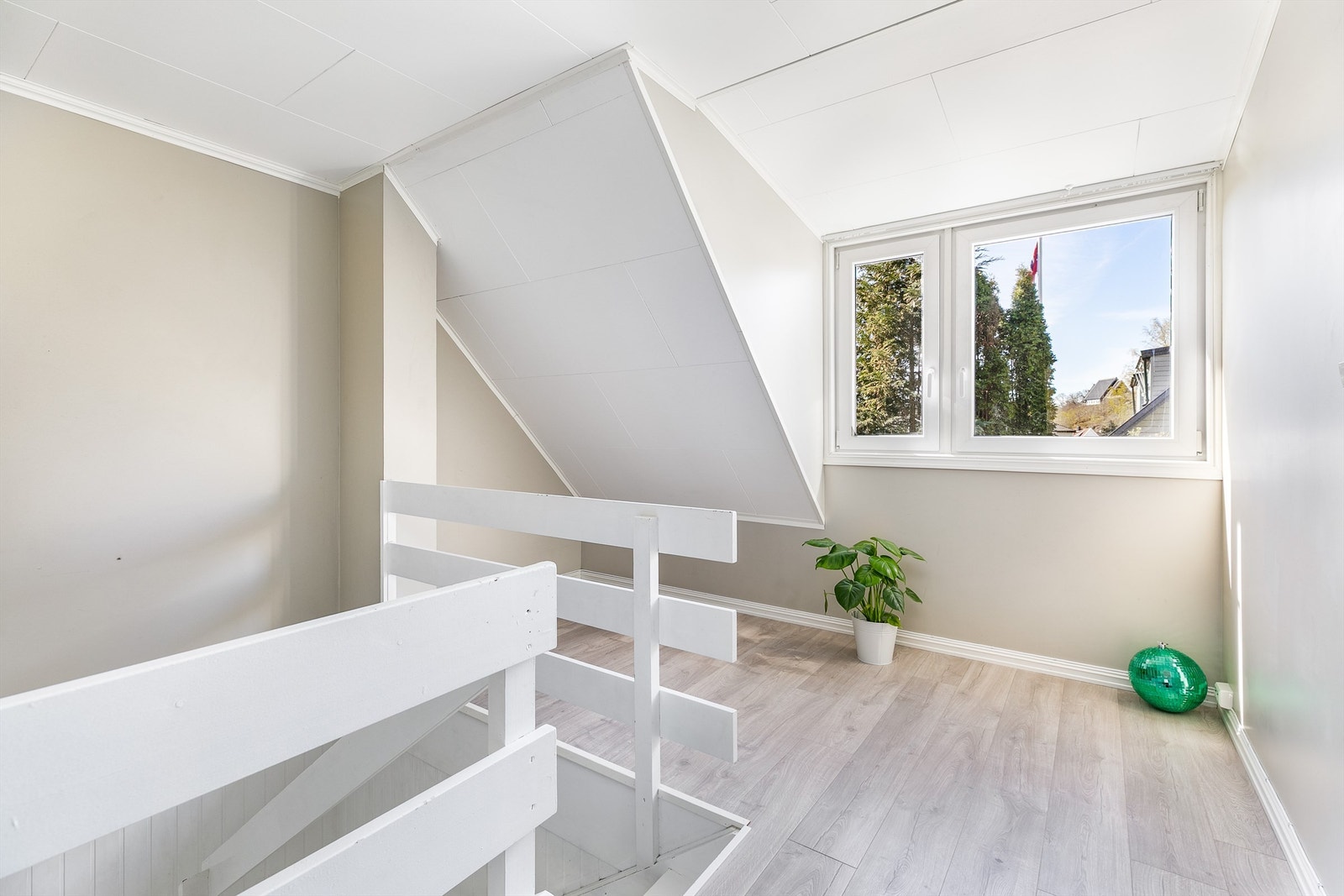 Foran vinduet i gangen er det rom for et skrivebord eller en kommode. Alternativt kan gangen fylle rollen som en lekeplass for familiens yngste. Galleribilde