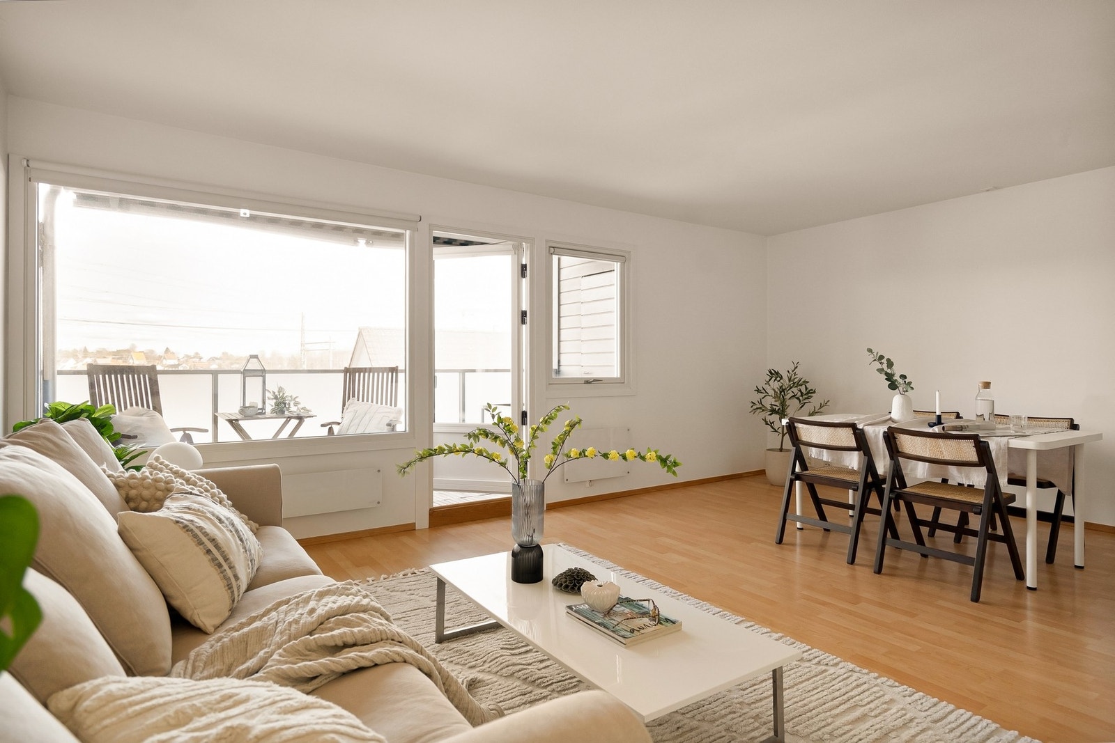 Her er det plass til både sofagruppe og spisebord. Galleribilde