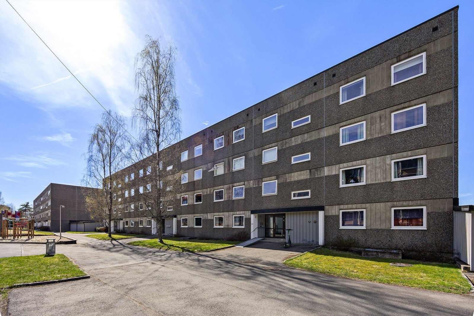 Bygningen er fra 1972 og er en del av et borettslag med 180 boliger. Galleribilde