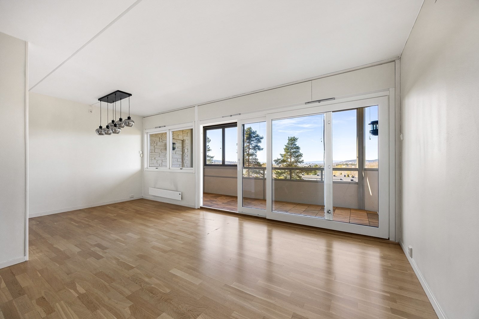 De store glassflatene slipper inn rikelig med dagslys og kobler stuen sammen med uteområdet. Galleribilde