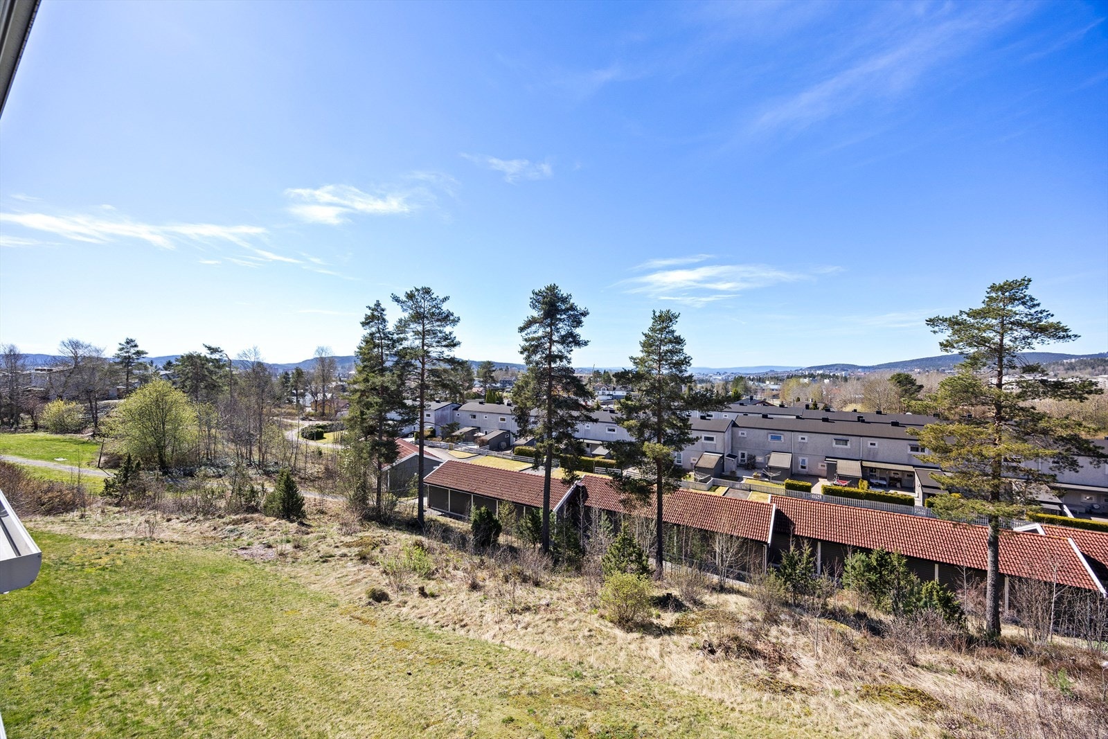 Fra leiligheten har du en åpen og fin utsikt over nærområdet. Galleribilde