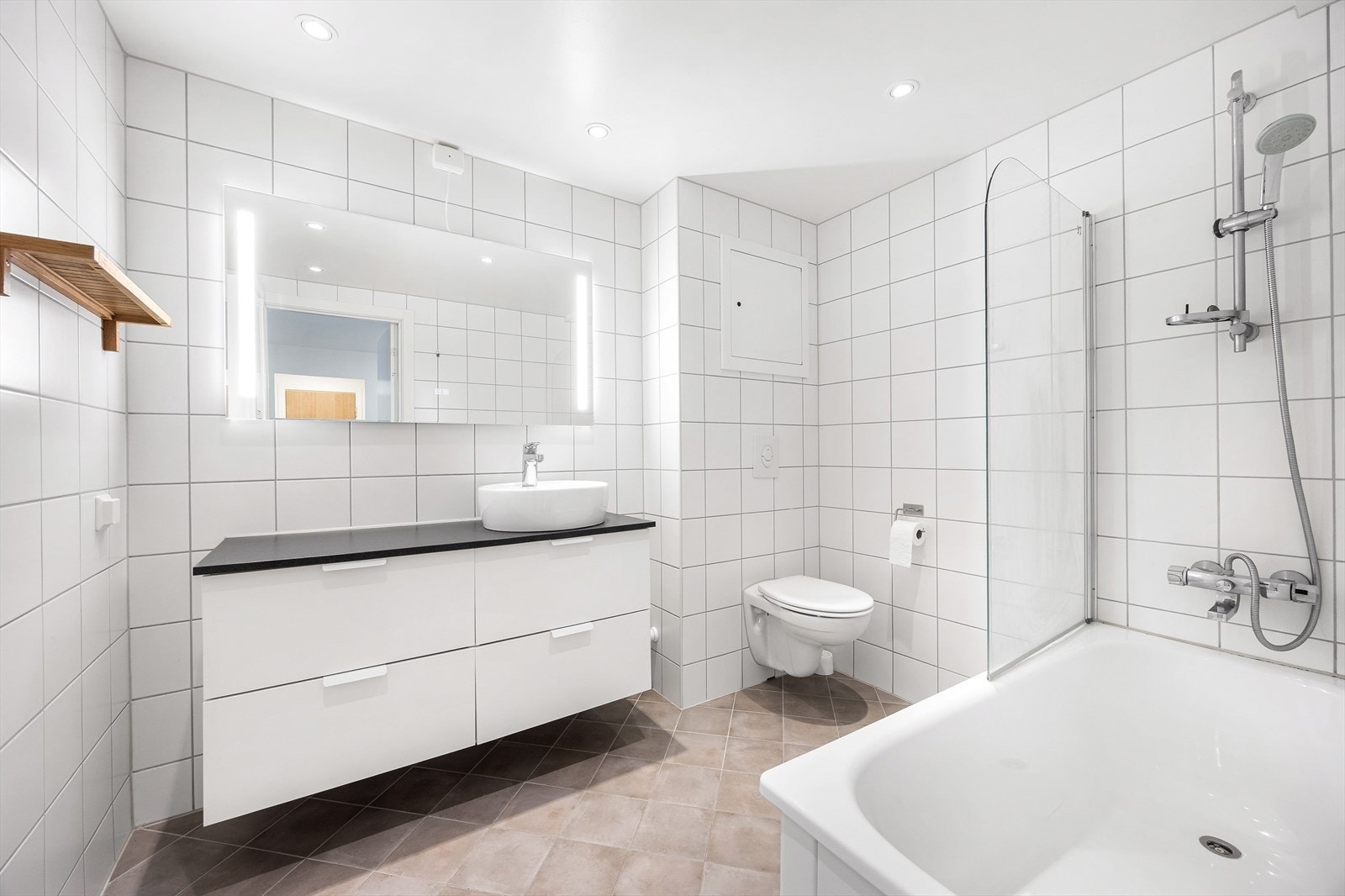 Badet ble pusset opp i regi av borettslaget i 2016/2017 og har flislagte overflater og varmekabler i gulvet. Galleribilde