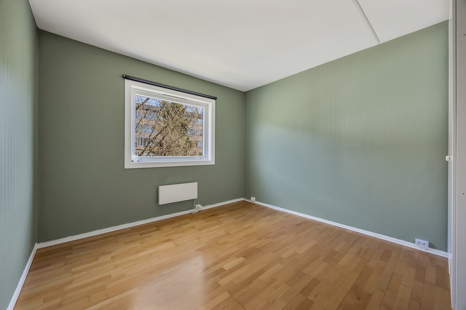 Soverommene er plassert samlet og adskilt fra stuen, noe som gir en rolig og privat sone. Galleribilde