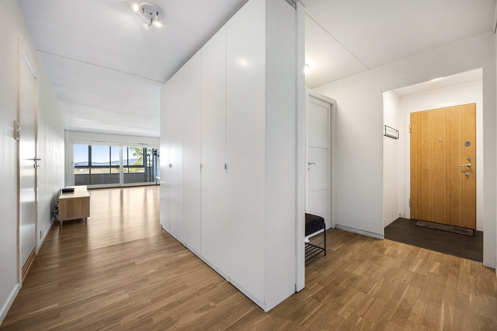 Fra entreen åpner leiligheten seg opp, med en gang som leder videre til stue og soverom. Galleribilde