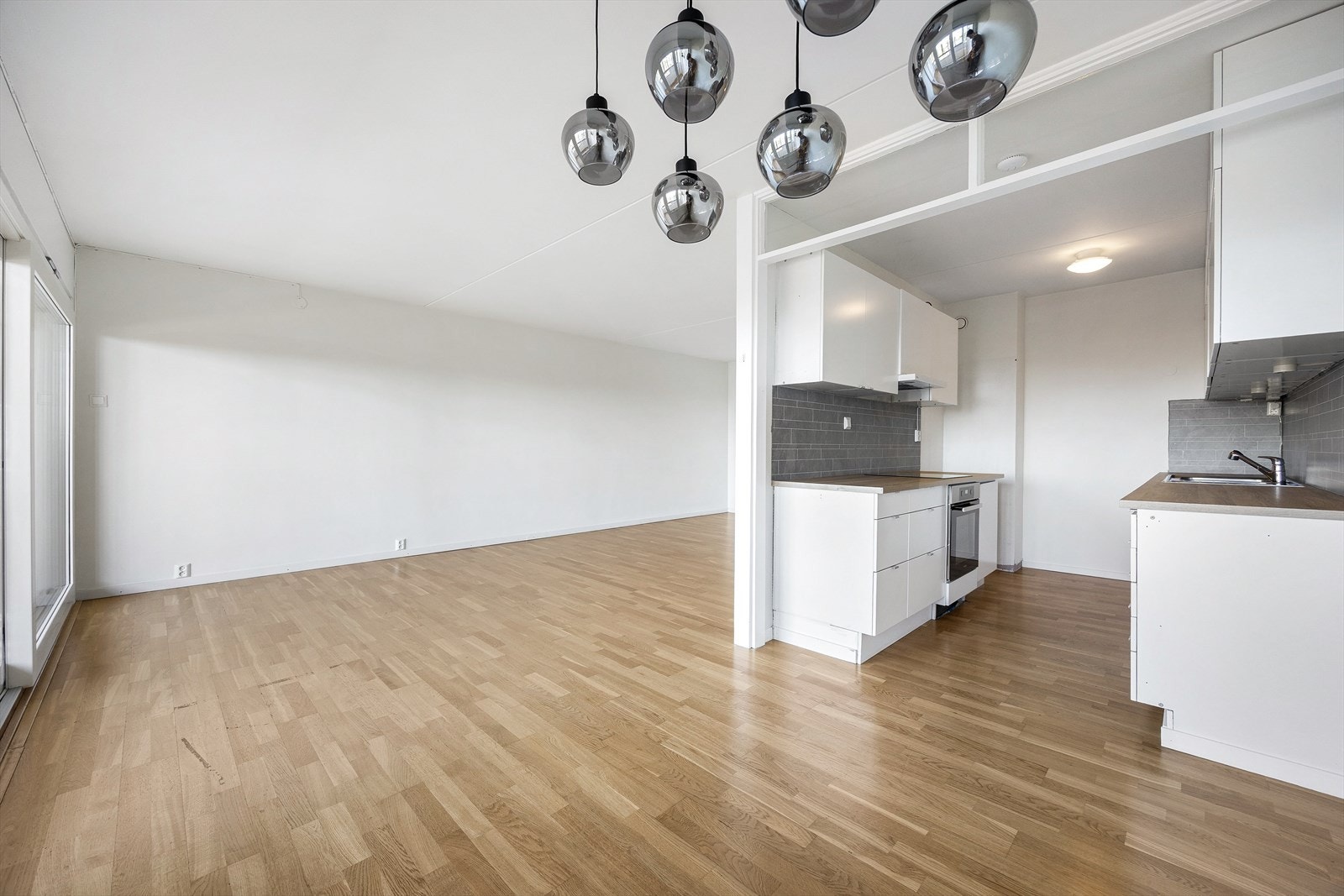 Den åpne løsningen gir en sosial og inkluderende sone, med god plass til både spisebord og sofagruppe. Galleribilde