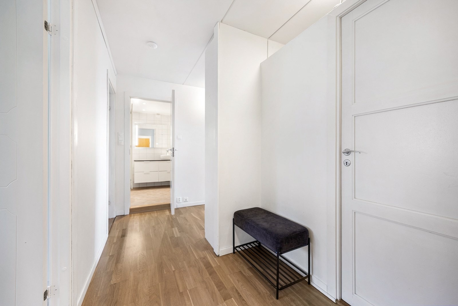 Gangen binder sammen soveromsavdelingen med badet og resten av leiligheten. Galleribilde