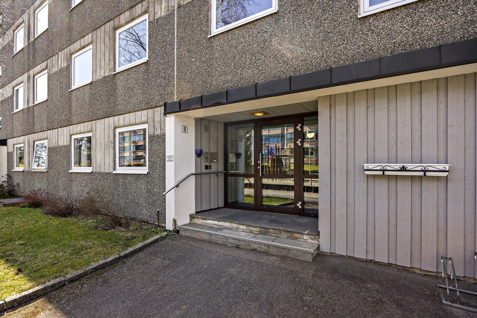 Velholdt felles inngangsparti med dørcalling for enkel og trygg adkomst. Galleribilde