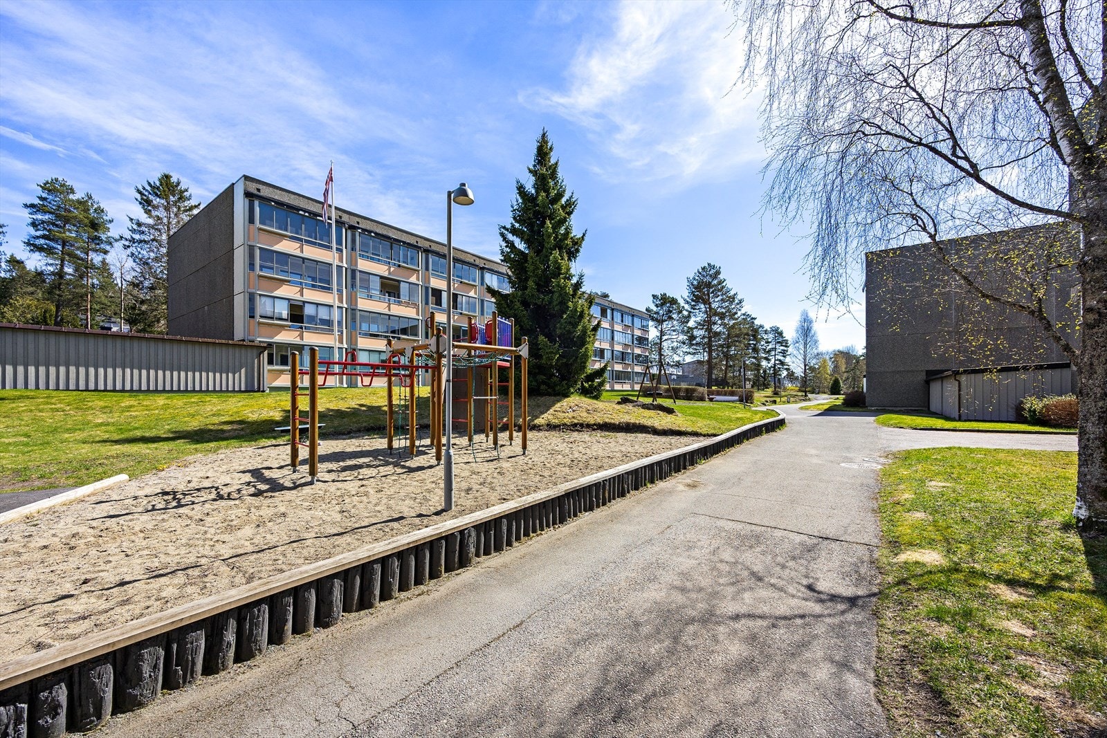 Stovnerhøgda Borettslag har velholdte fellesområder med blant annet lekeplass og ballbane. Galleribilde