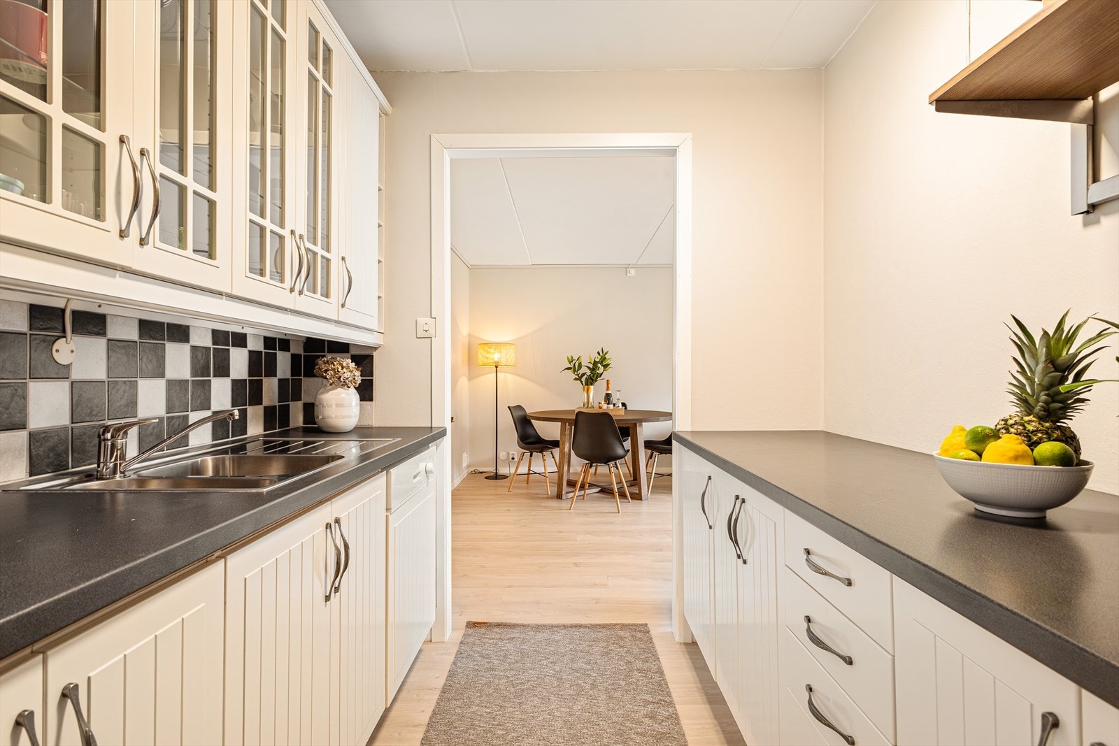 Flott IKEA-kjøkken med profilerte fronter og benkeplate i laminat. Galleribilde