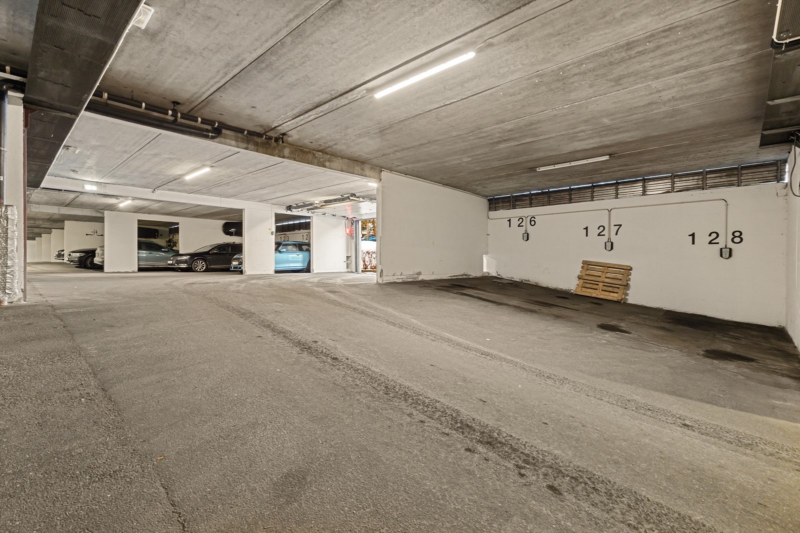 Fast garasjeplass med elbillader. Galleribilde