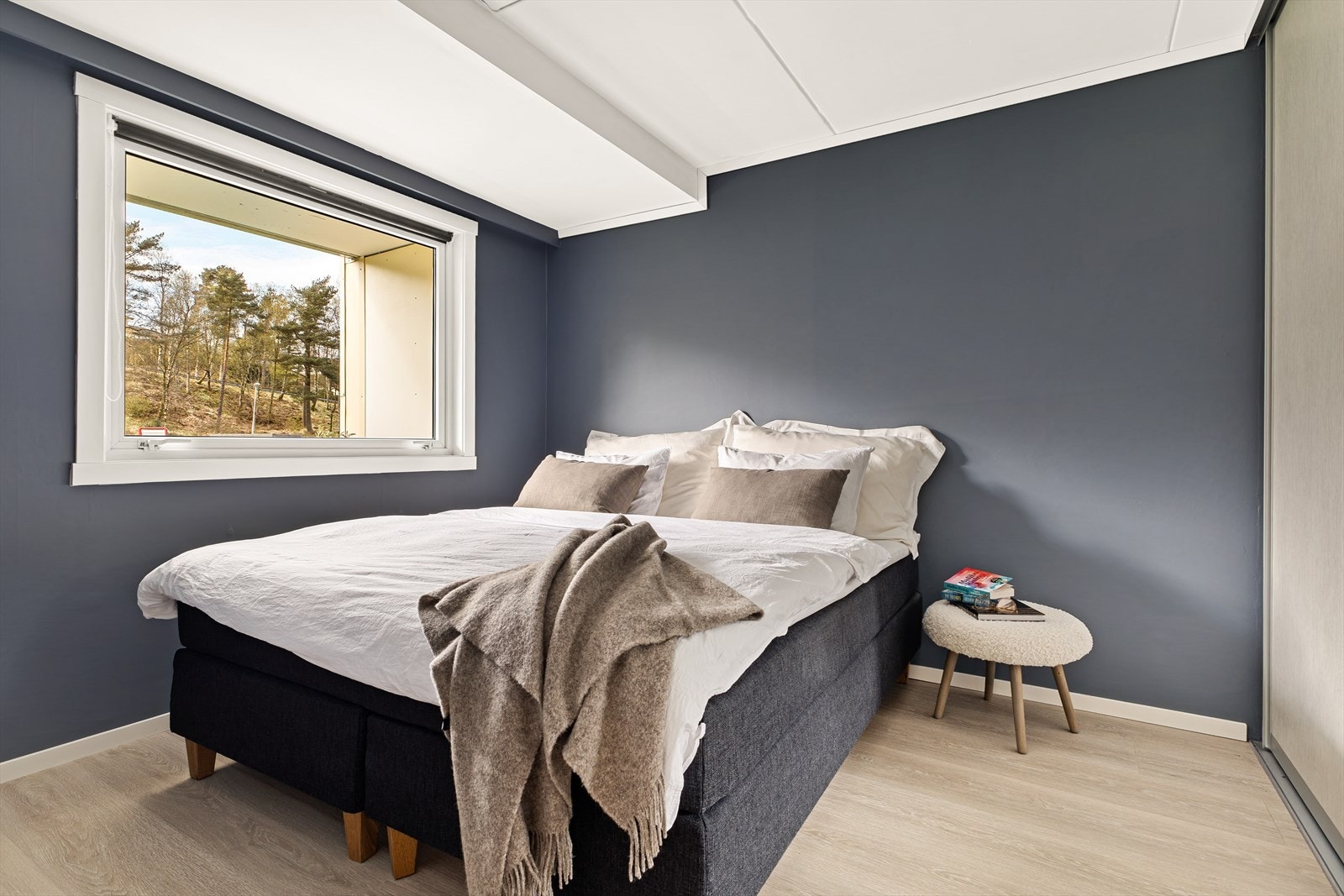 Leiligheten har et romslig soverom på 10,8 m² med god plass til dobbeltseng og ønsket møblement. Galleribilde