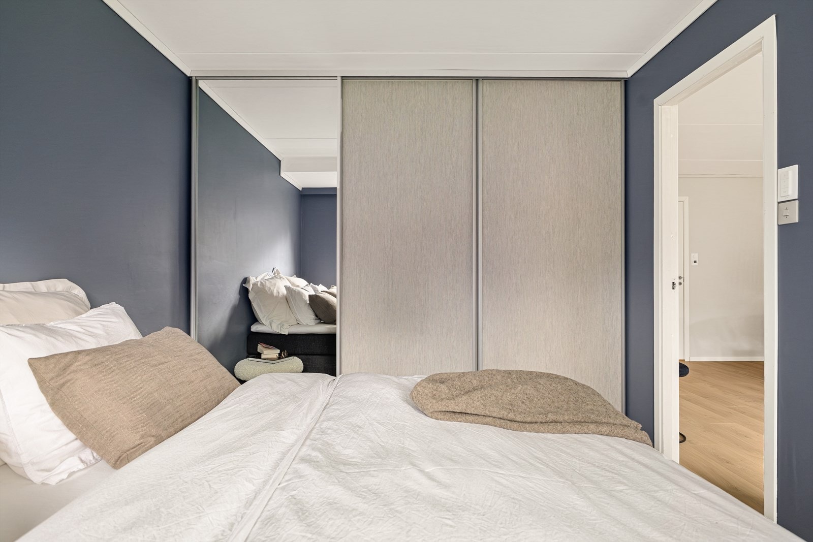 Det er også god oppbevaringsplass i stor skyvedørsgarderobe. Galleribilde