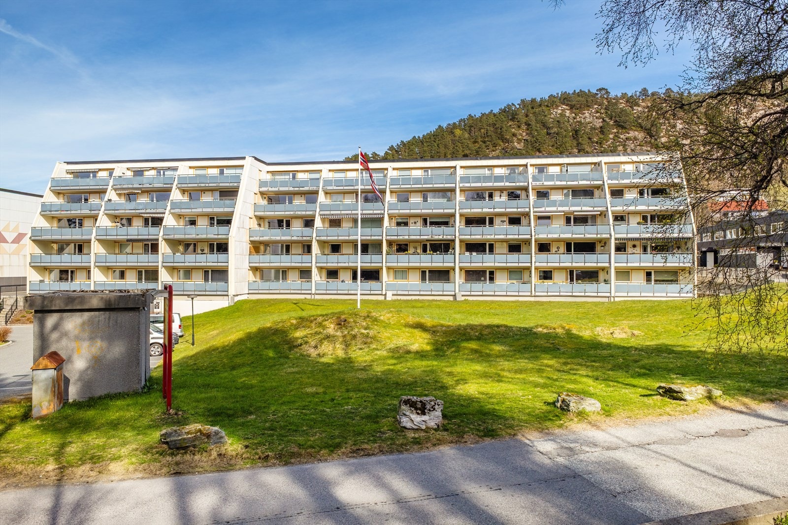 Leiligheten ligger i 1. et. med kun en trapp ned fra inngangsparti. Galleribilde