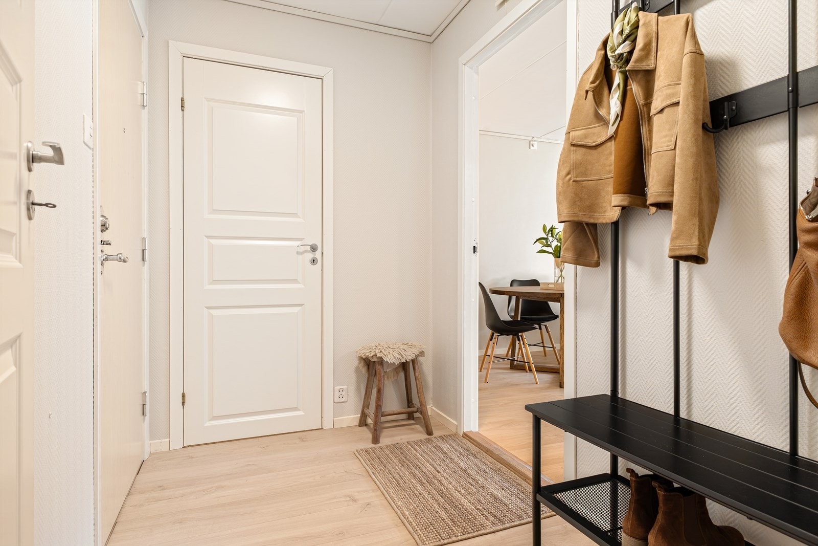 Herfra er det også inngang til bod med god plass til yttertøy og oppbevaring. Galleribilde