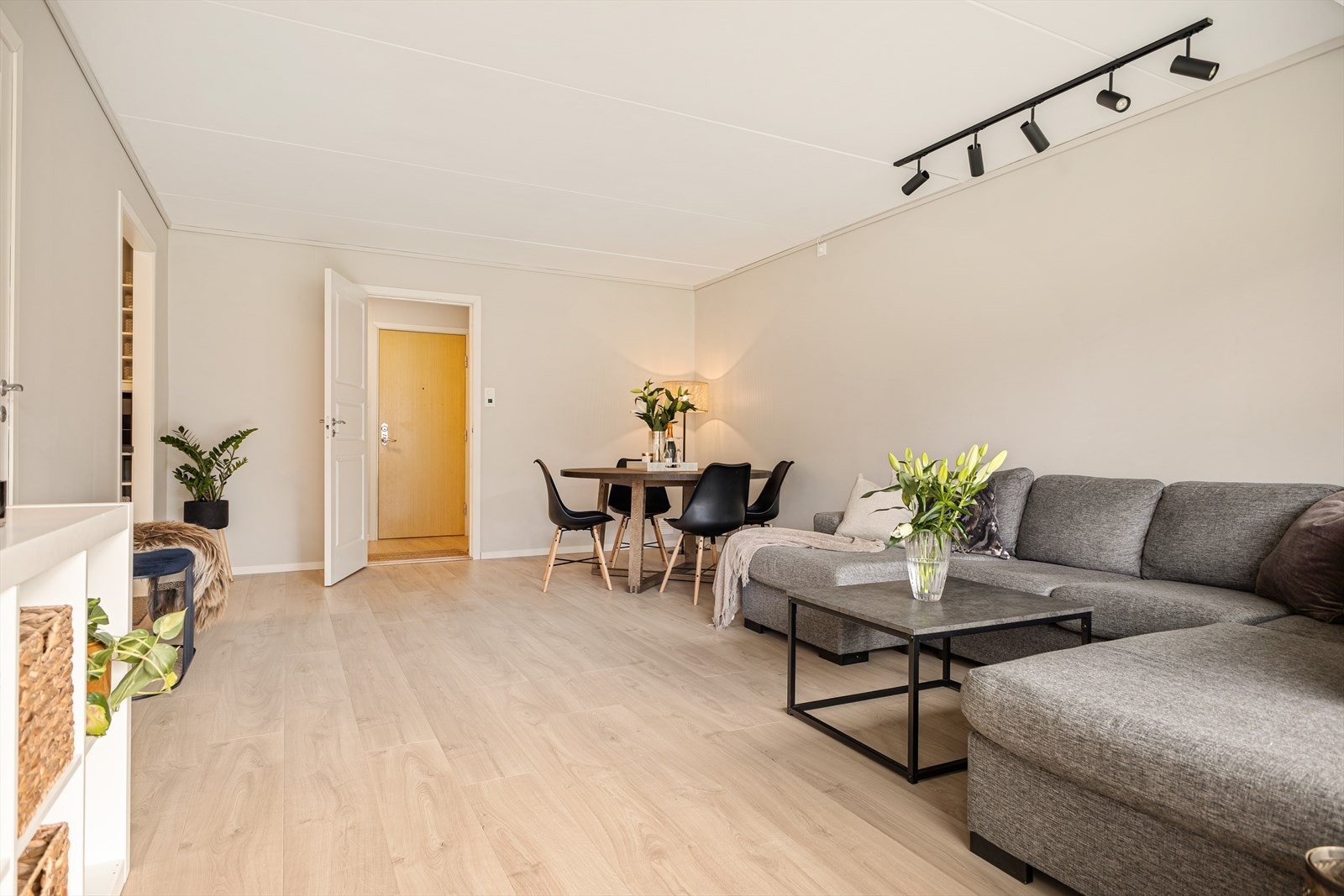 Her er det god plass til både spisegruppe og sofagruppe. Galleribilde