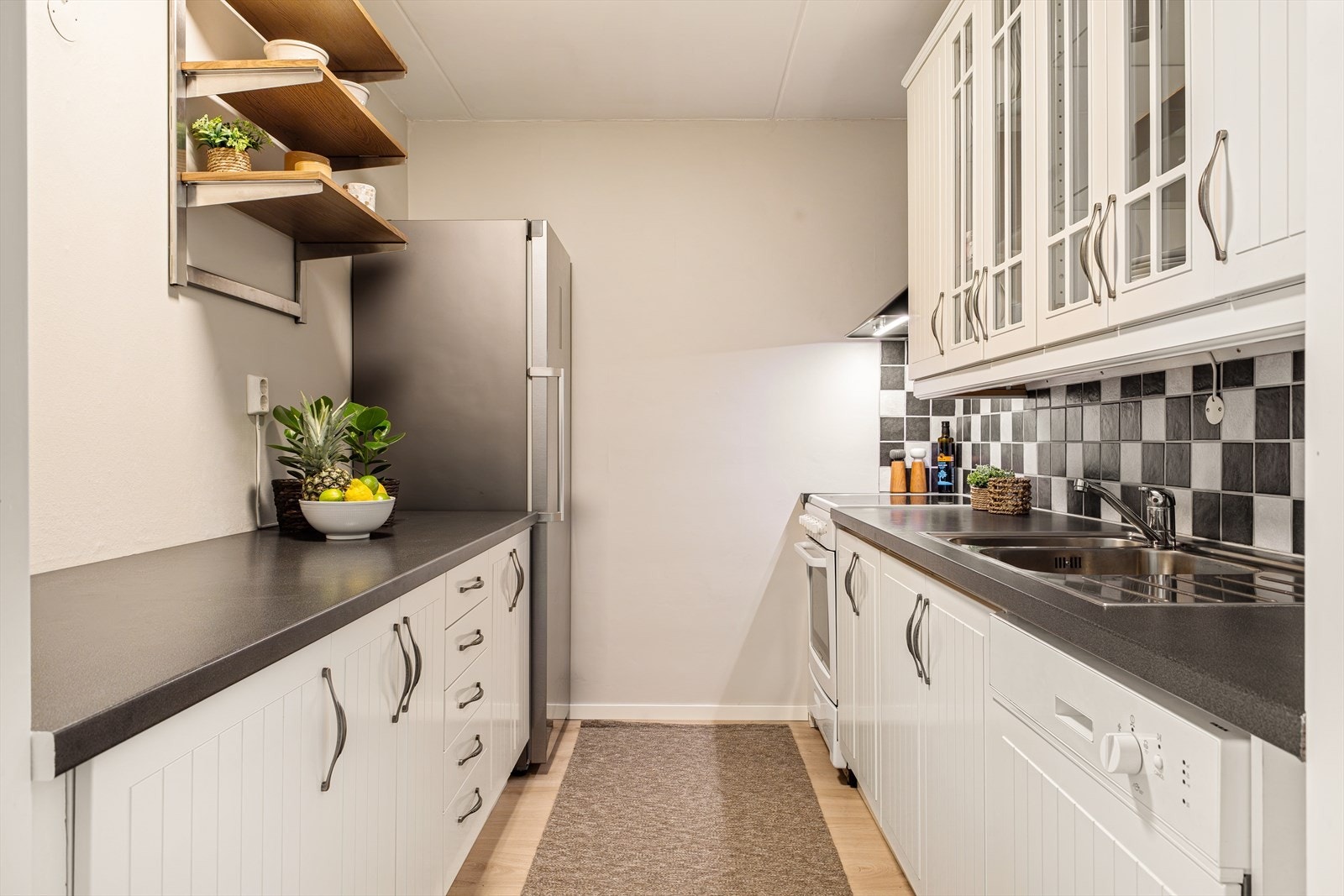 Kjøkkenet inneholder nedfelt stålvask, oppvaskmaskin, lekkasjesikring, varmtvannsbereder, ventilator med kullfilter (og forsert avtrekk fra kokesonen) samt komfyr. Galleribilde