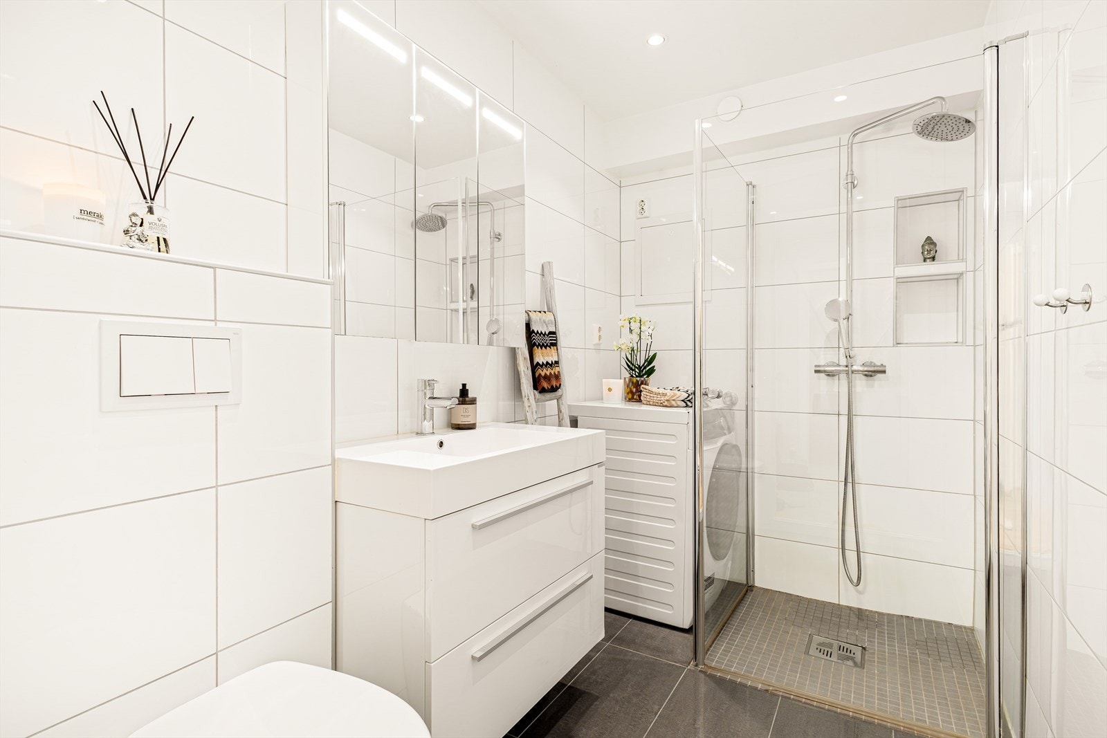 Lekkert helfliset bad med mekanisk avtrekk og varmekabler. Badet ble oppusset i 2016 av fagfolk. Galleribilde