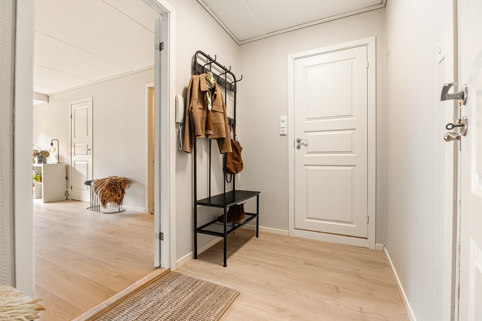 Leiligheten ønskes velkommen av en romslig og lys gang. Galleribilde