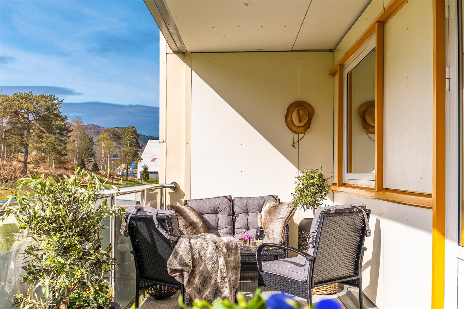 En lun terrasse med en usjenerte beliggenhet. Galleribilde