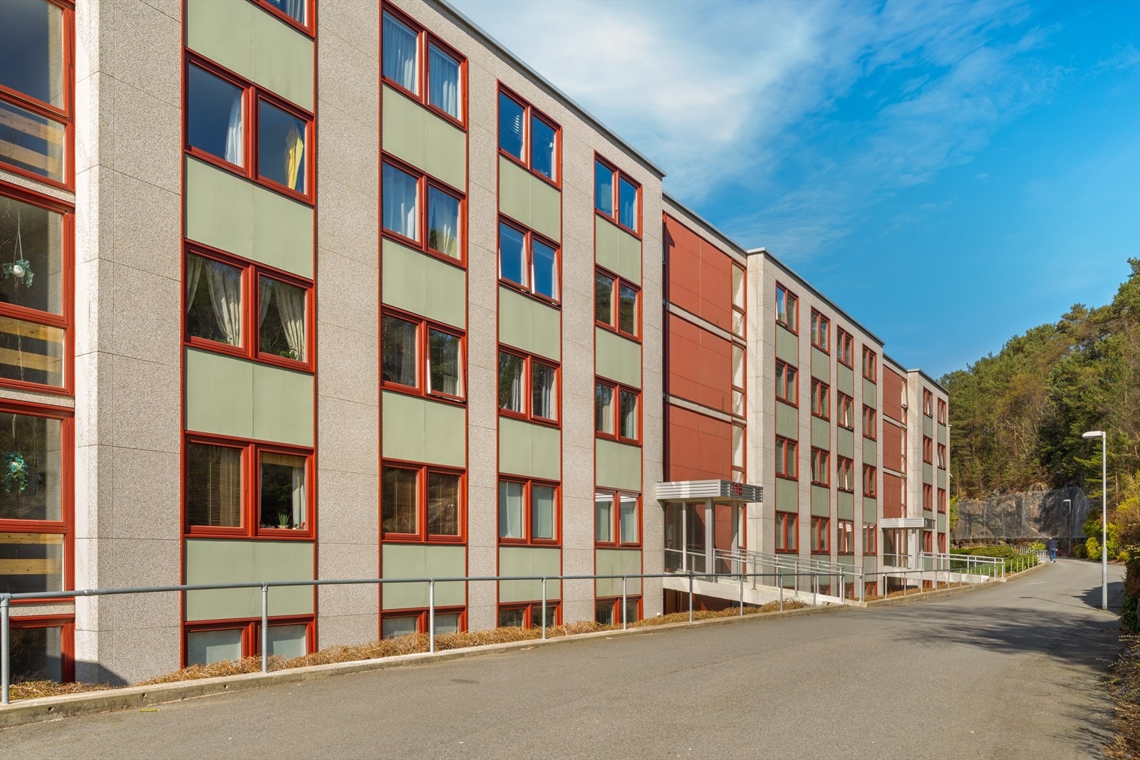Leiligheten i Vadmyrveien 71B har en attraktiv beliggenhet i et etablert og ettertraktet område, med kort avstand til alt man trenger i hverdagen. Galleribilde