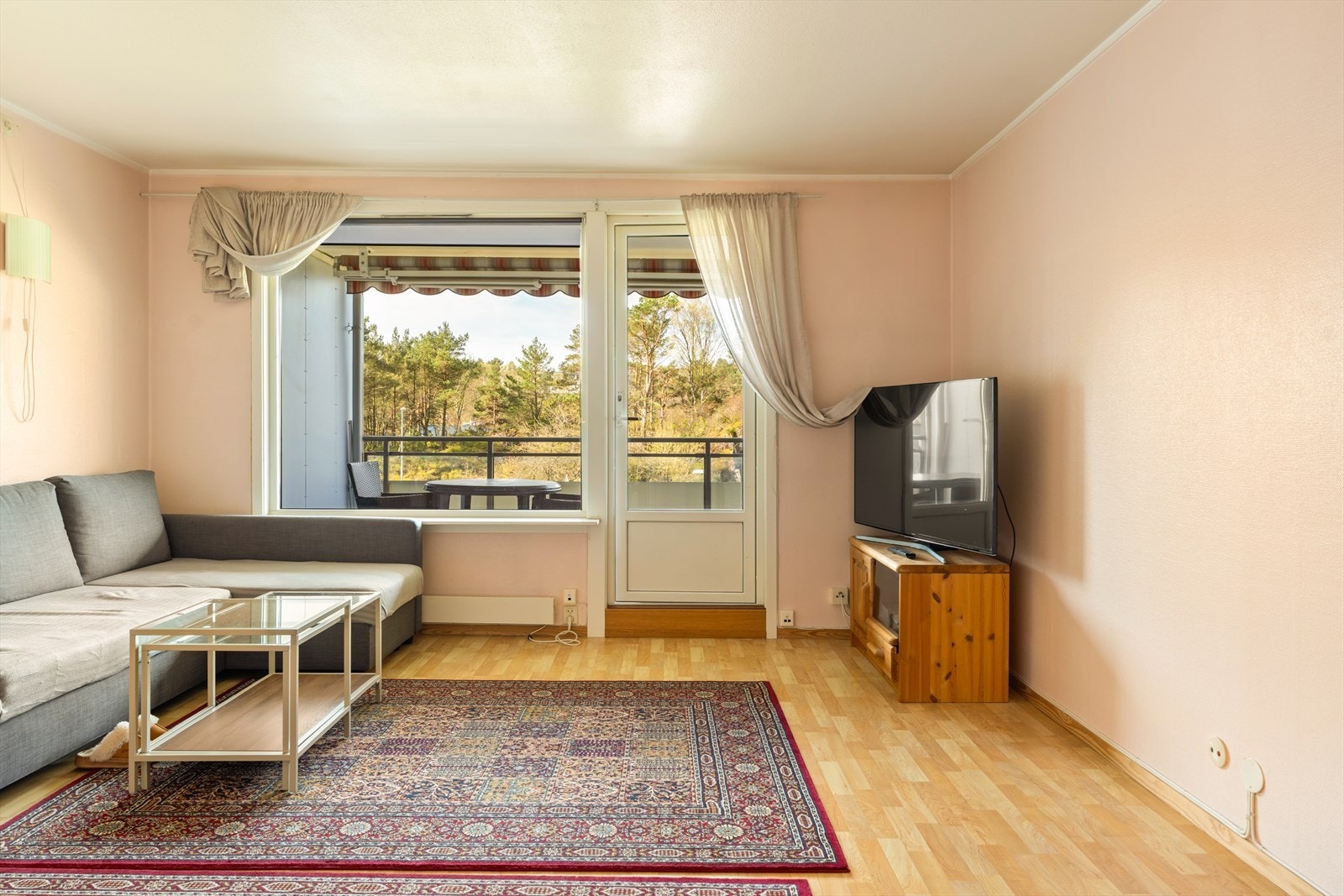 Leiligheten har stort potensial for deg som ønsker å sette ditt eget preg, og byr på praktiske kvaliteter som heis i bygget og fast garasjeplass. Galleribilde