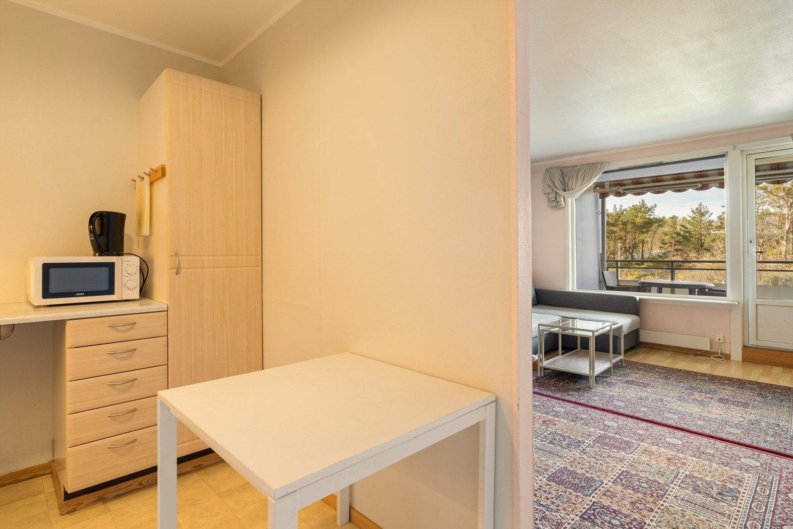 Innredningen har profilerte fronter og laminat benkeplate. Galleribilde