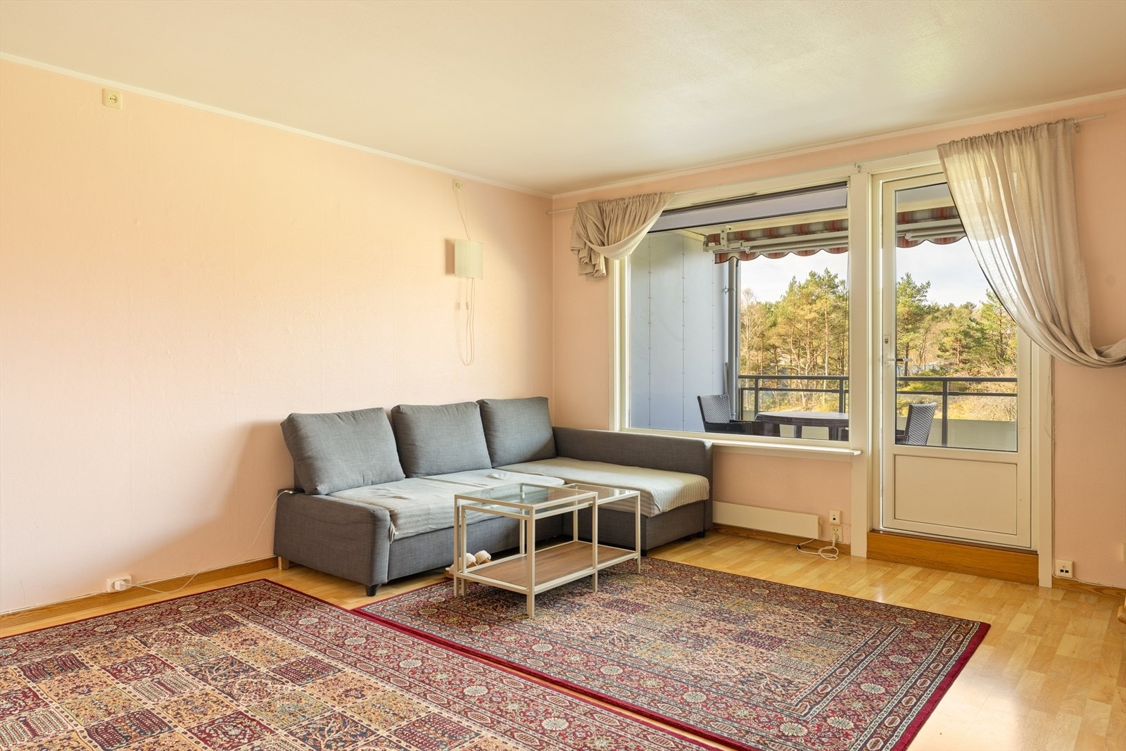 Store vindusflater slipper inn godt med naturlig lys. Galleribilde