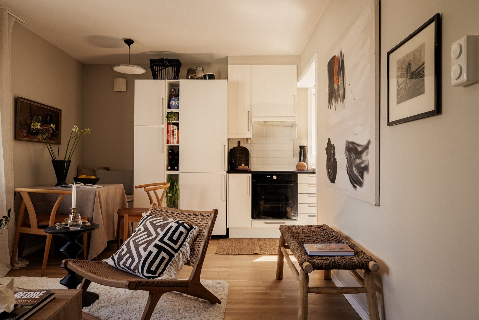 Stuen er romslig og har gode vindusflater som slipper inn rikelig med lys. Galleribilde