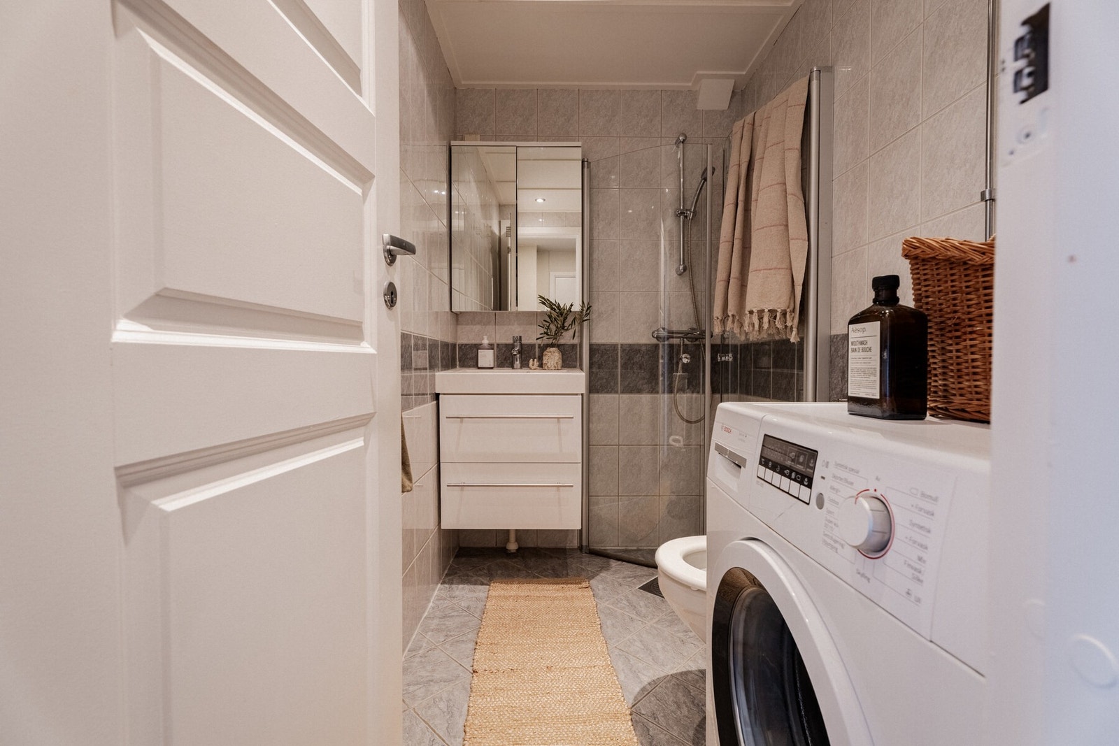 Badet ble renovert i 2014 og har flislagte vegger og gulv med elektriske varmekabler. Galleribilde