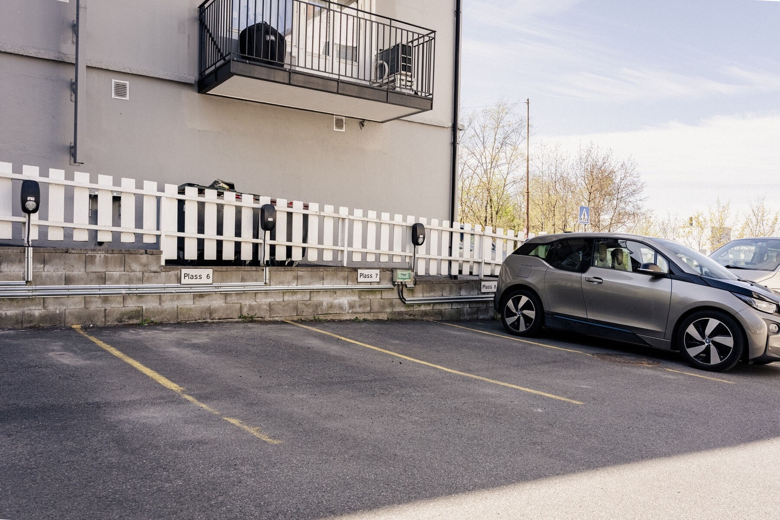 Boligen selges med rett til parkeringsplass i borettslagets parkeringsanlegg. Galleribilde