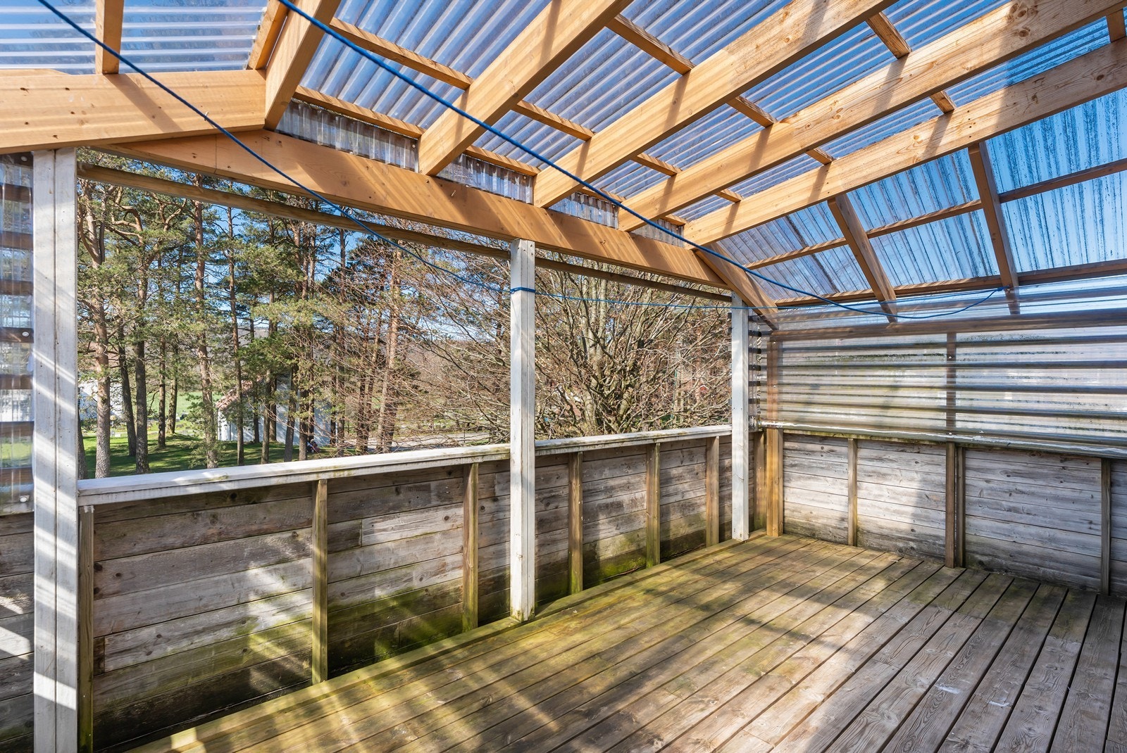 Fra gangen i 2. etasje har man direkte adkomst til romslig overbygget terrasse Galleribilde