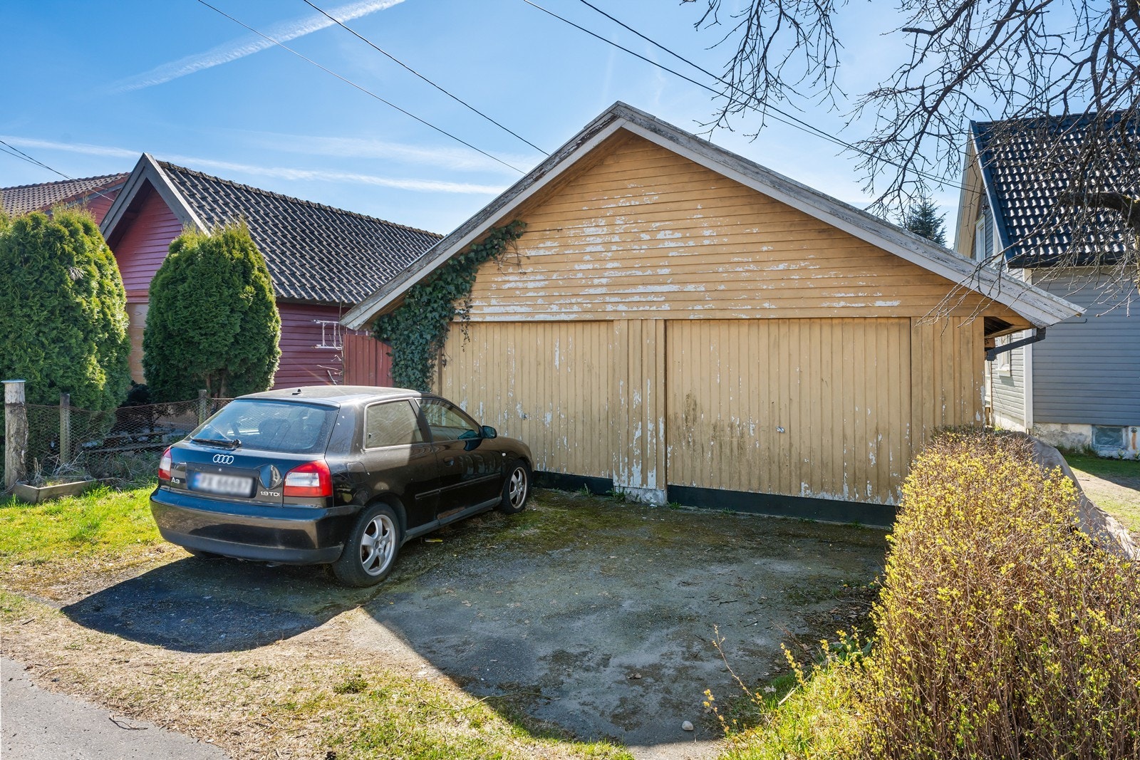 Garasjen har 2 separate biloppstillingsplasser med hver sin port, og det er innlagt strøm i garasjen. Galleribilde
