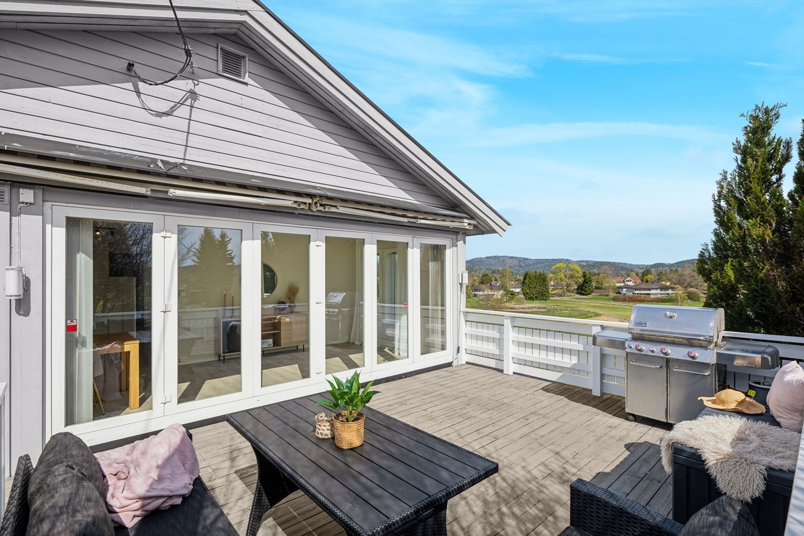 Her er det en stor terrasse med gode solforhold. Terrassen er ikke godkjent, se mer pkt. ferdifattest. Galleribilde