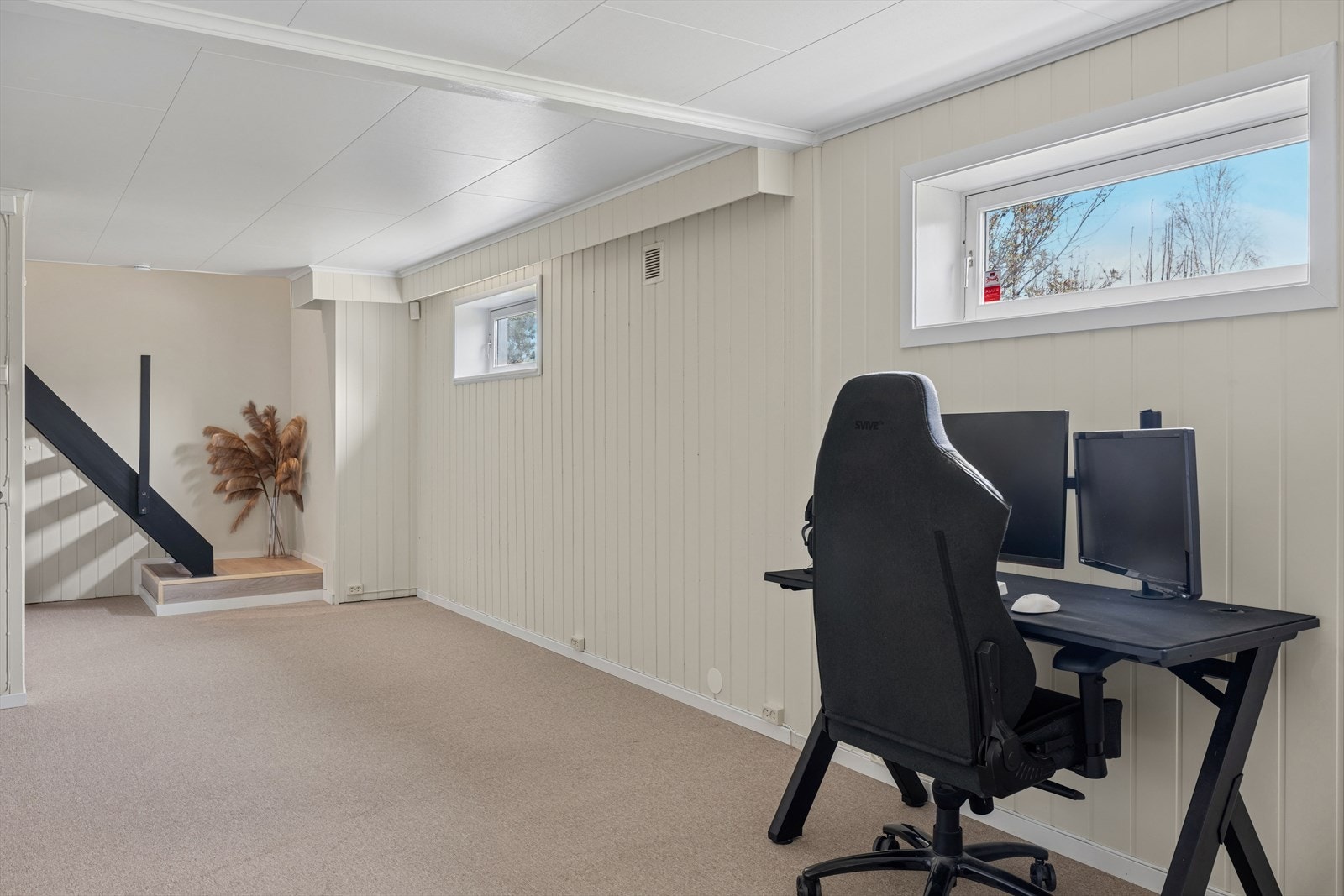 I kjelleren er det innredet med en romslig kjellerstue, utstyrt med en egen varmepumpe. Rommet er ikke godkjent for varig opphold, se mer pkt. ferdigattest. Galleribilde