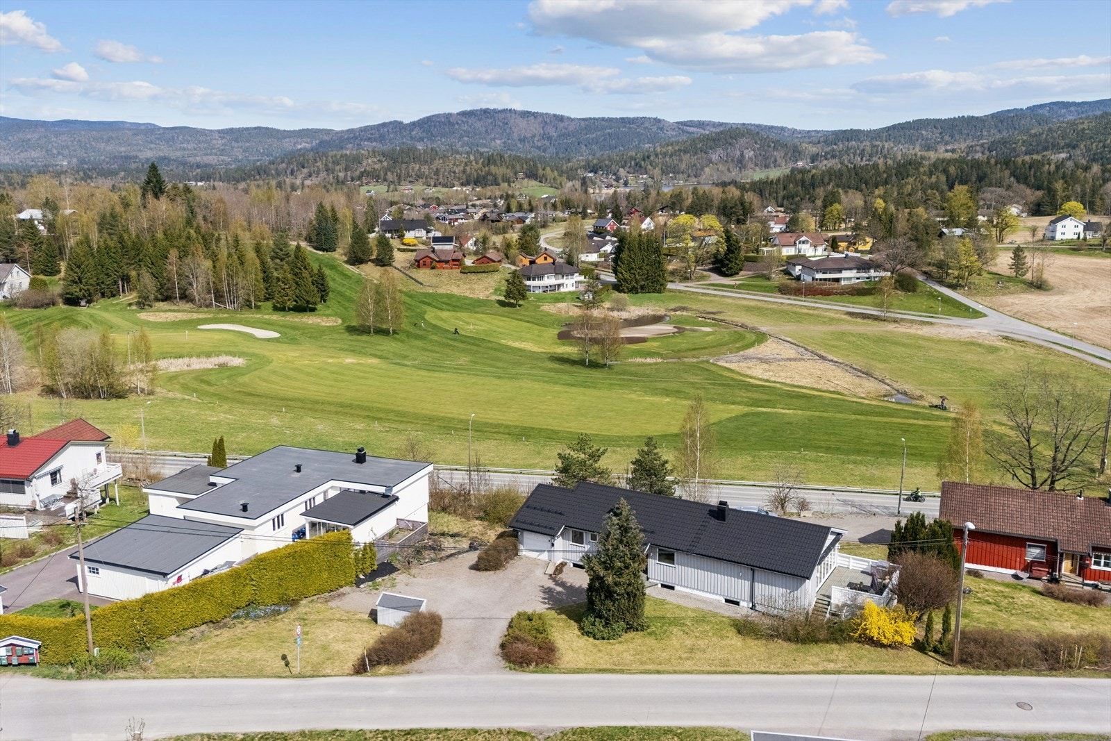 Boligen ligger i et etablert og rolig boligområde i Hof, med utsyn over åpne jorder og skogkledde åser. Galleribilde