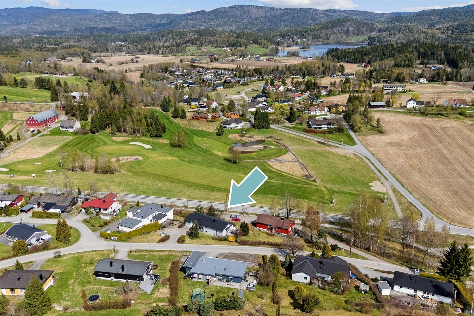 Eiendommen ligger i et etablert og familievennlig boligområde med nærhet til flotte tur- og rekreasjonsområder året rundt med både fiskevann og lysløype nett. Galleribilde
