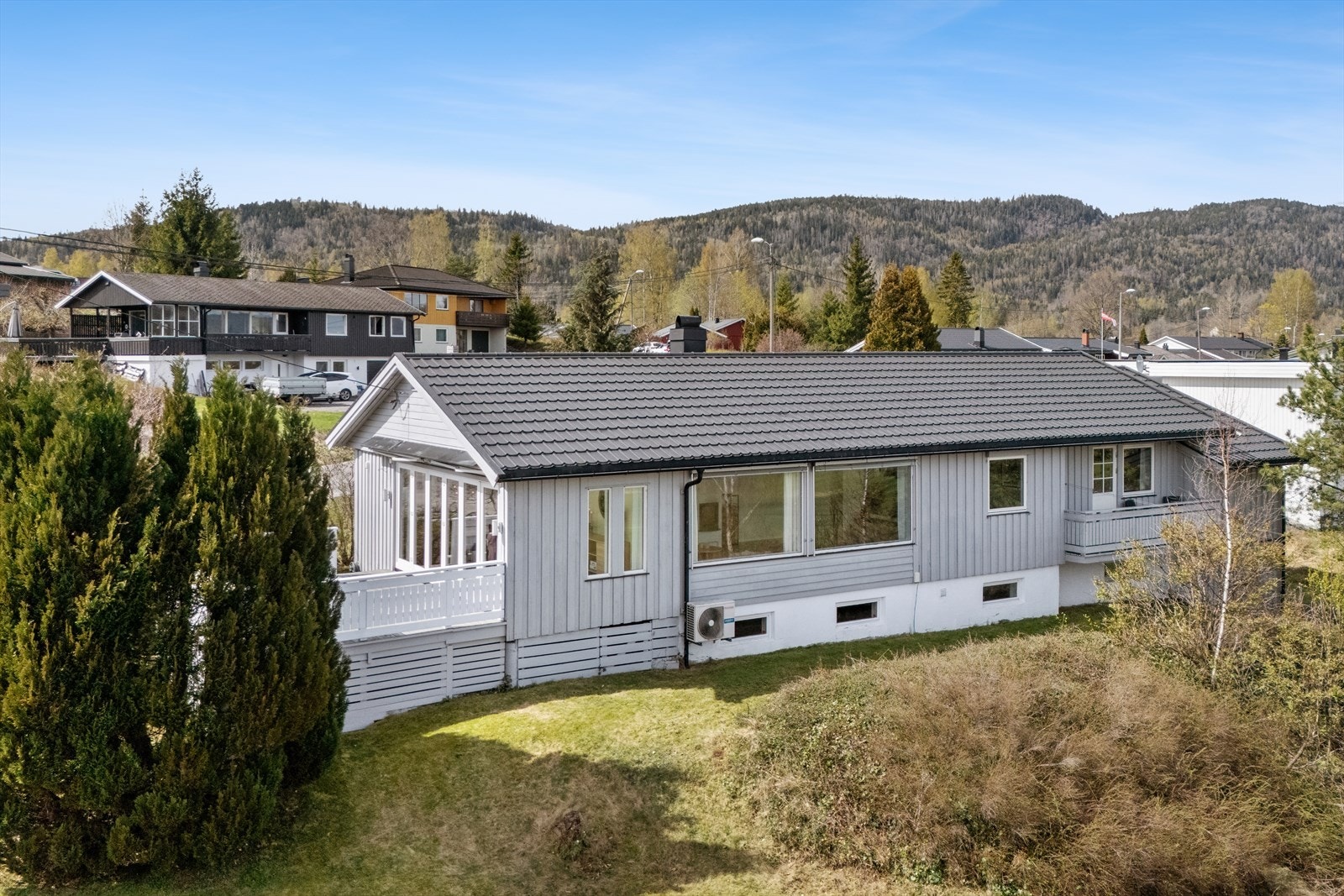 En praktisk familiebolig med en eiertomt på nesten ett mål som har en gjennomtenkt planløsning med alle hovedfunksjoner samlet på ett plan. Galleribilde