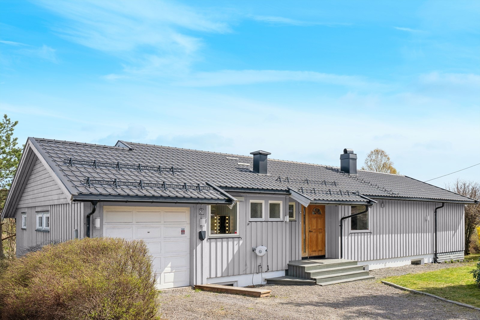 Det er gode parkeringsmuligheter i både garasje og gruset gårdsplass. Galleribilde