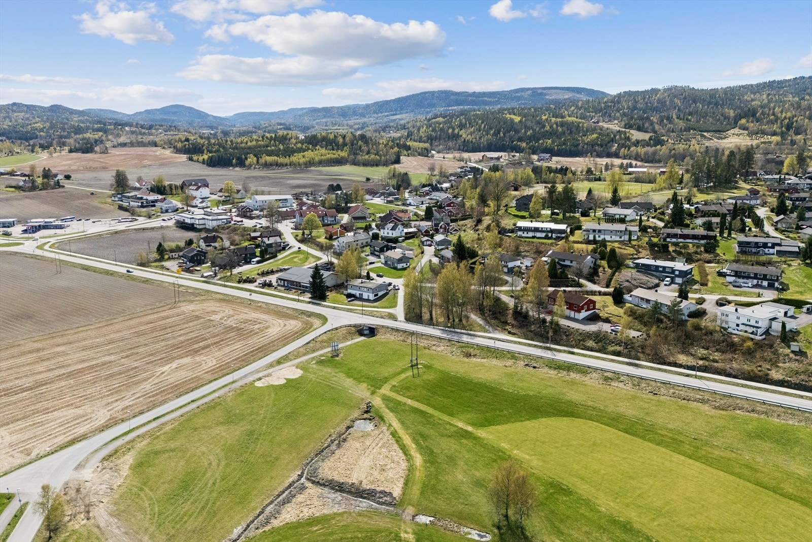 Dette er et nabolag preget av eneboliger og grønne omgivelser, hvor hverdagens logistikk er enkel. Galleribilde