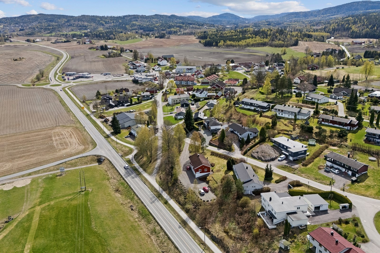 Boligen ligger i et attraktivt og barnevennlig område med kort gangavstand til barnehage, skole, buss, dagligvare og Hof sentrum. Galleribilde