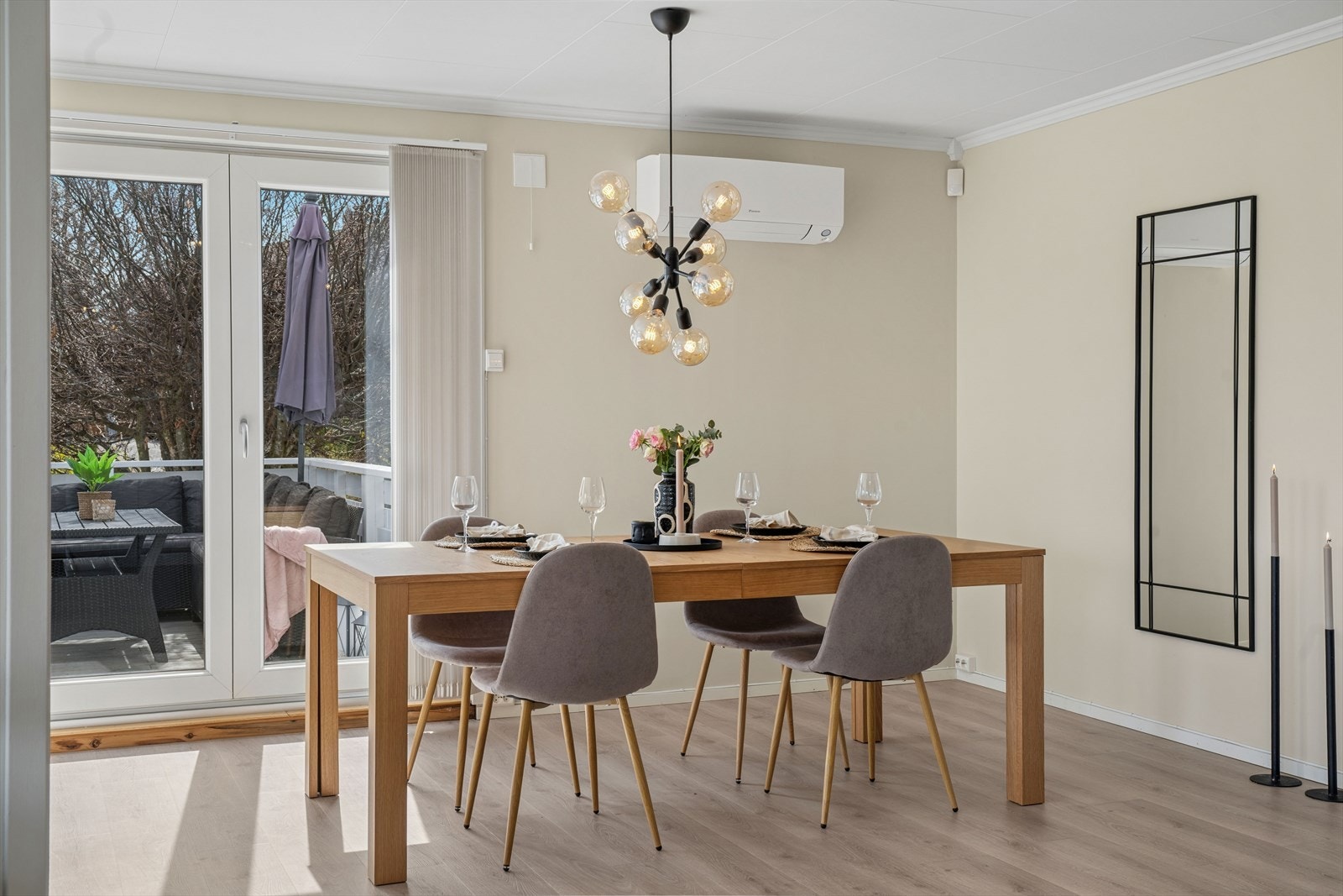 Fra spisestuen er det utgang til en av boligens to verandaer. Galleribilde