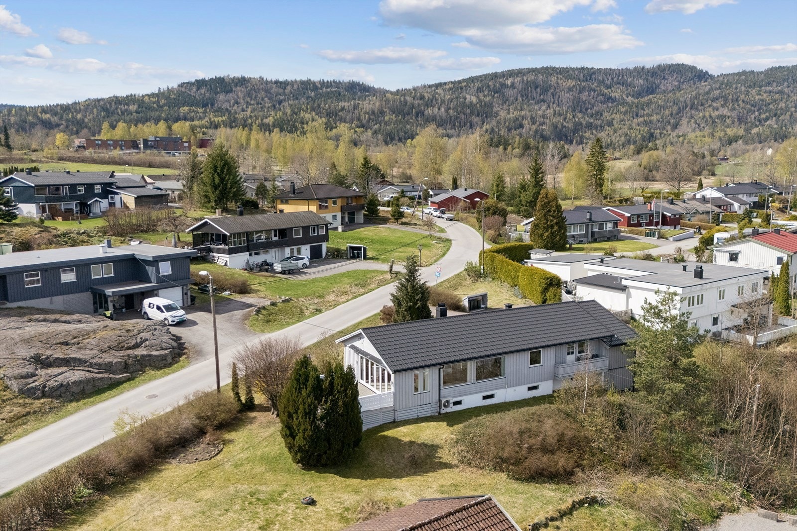Tomten er romslig med en lettstelt hage bestående av gressplen, hekk, samt diverse beplantning. Galleribilde