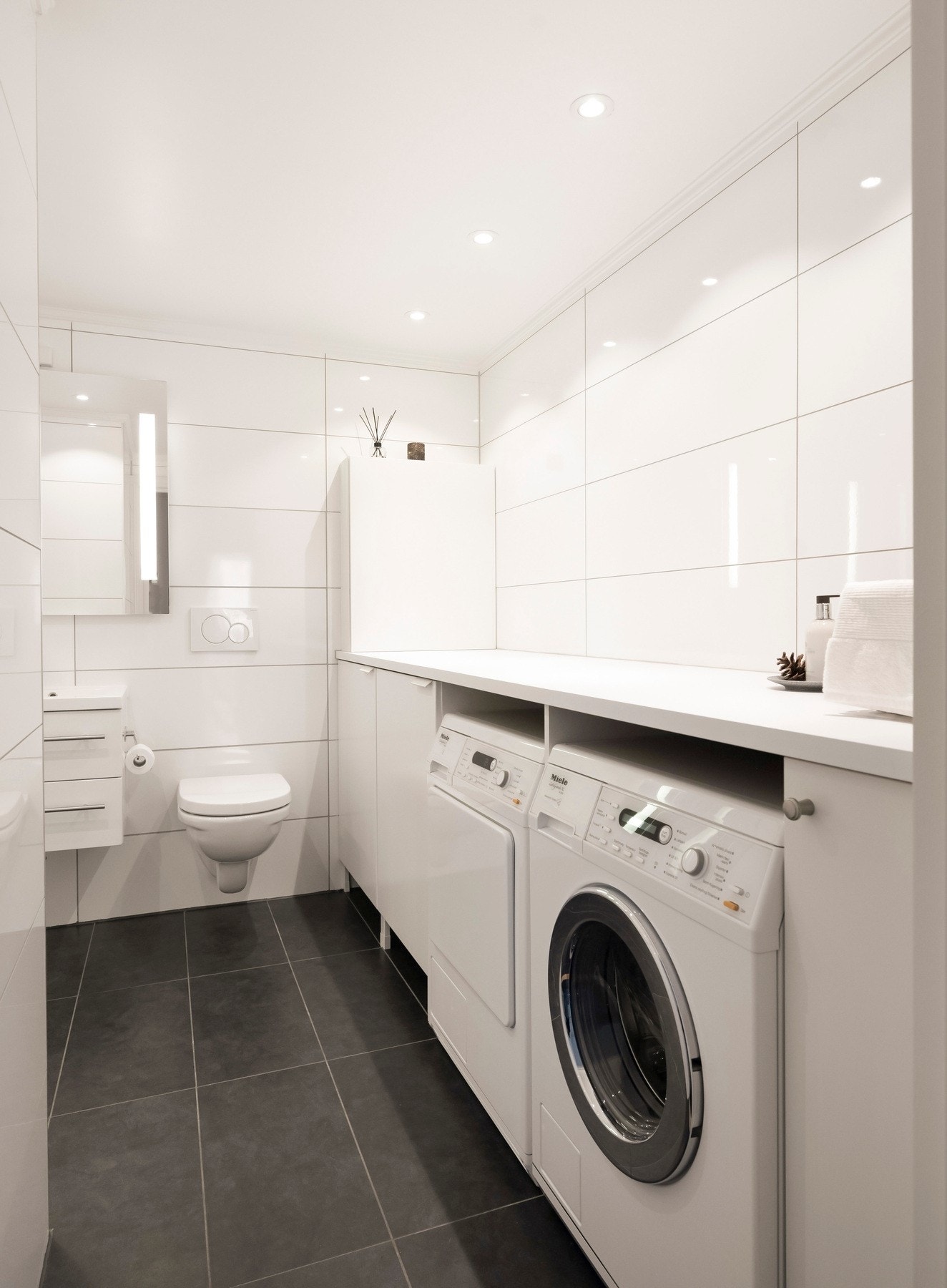 I 2025 ble badet oppgradert med ny varmtvannsbereder på bad, nytt dusjkabinett og toalett, nye skap og benkeplate samt nye spotter i tak. Galleribilde