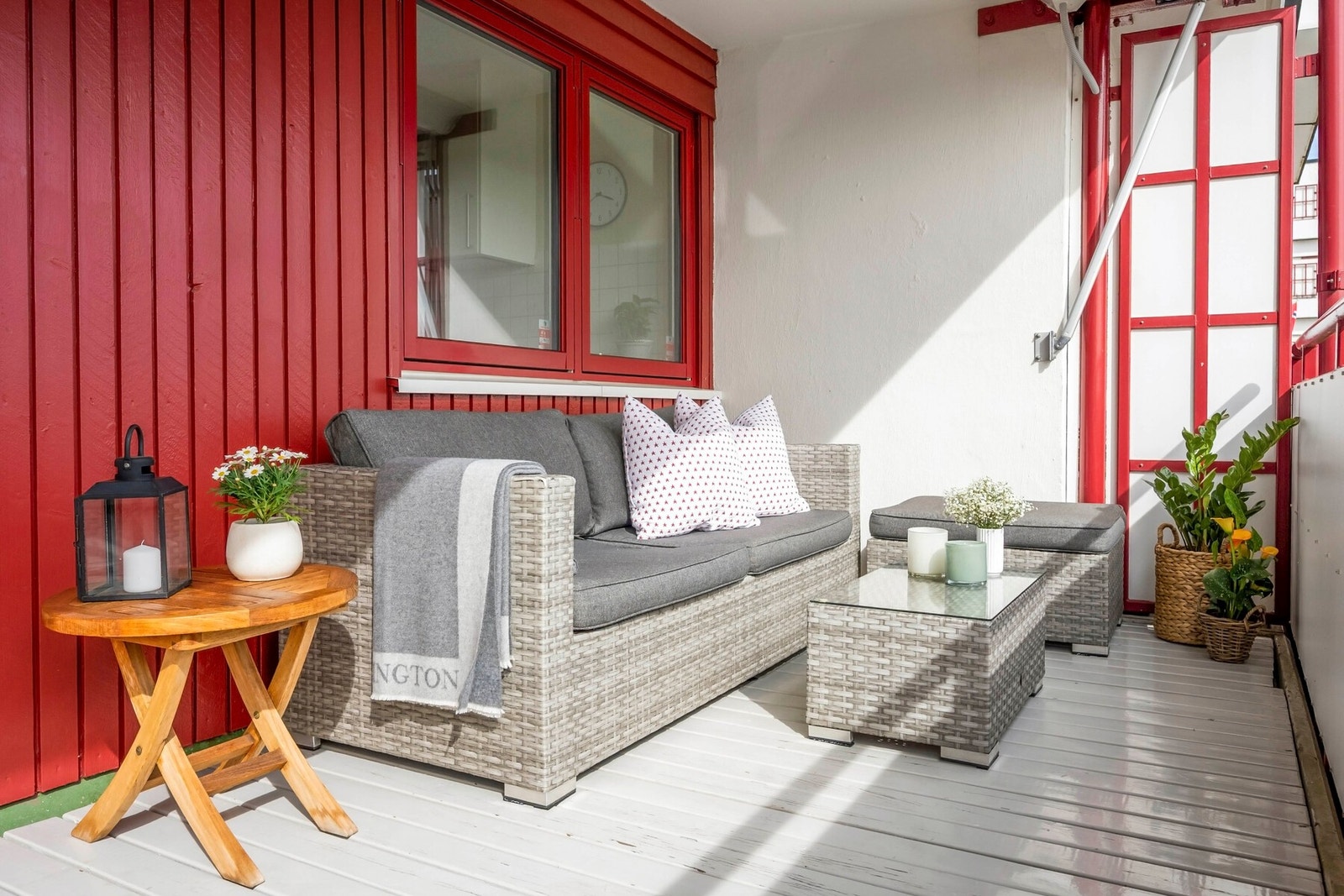 Her har du god plass til en sittegruppe, grill og dekorativ beplantning. Galleribilde