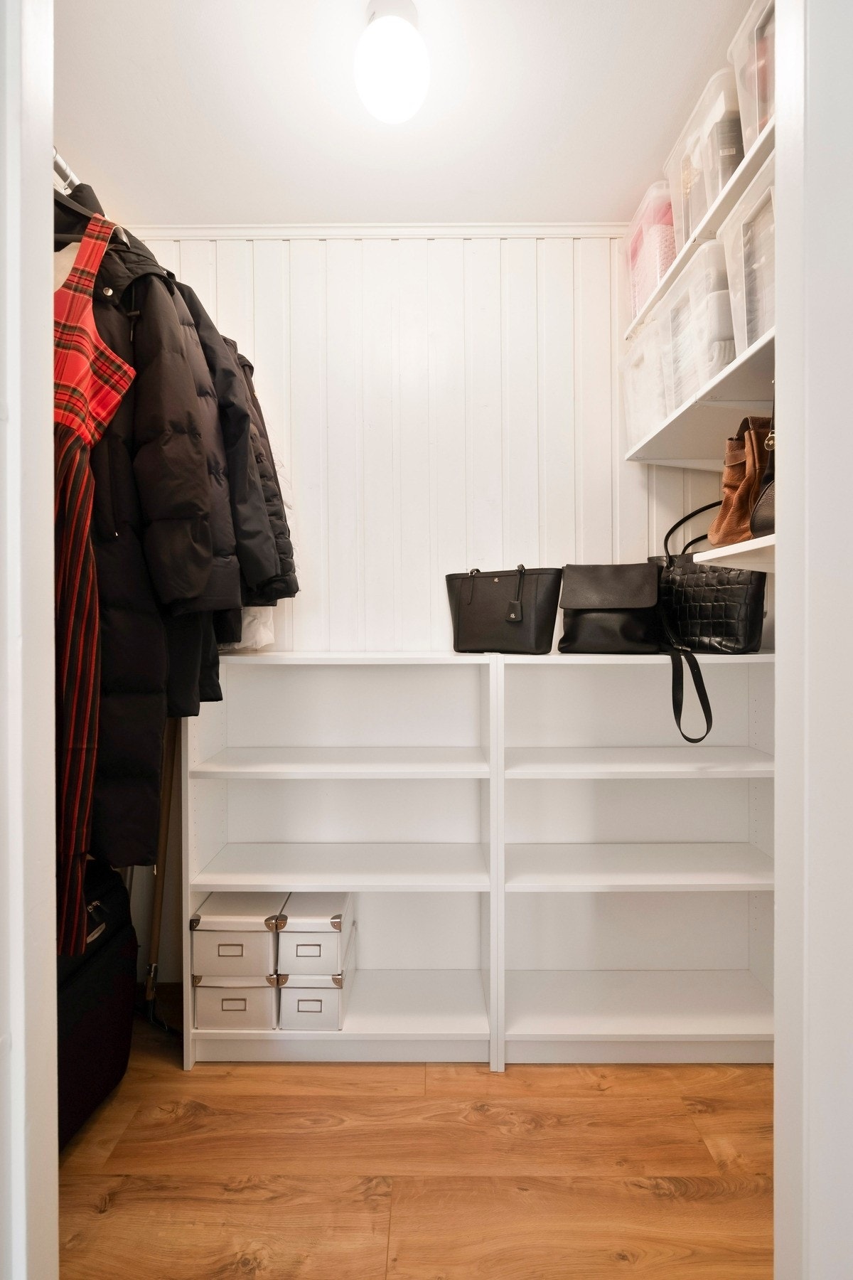 I tilknytning til soverommet finner du en innvendig bod som passer utmerket som en walk-in garderobe. Galleribilde