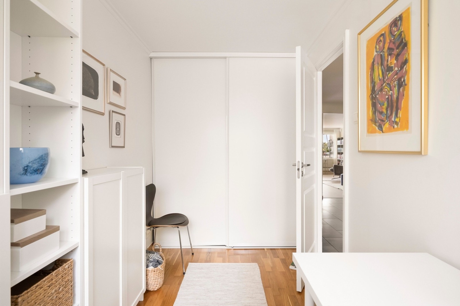 Det ene soverommet har en skyvedørsgarderobe som medfølger salget. Galleribilde