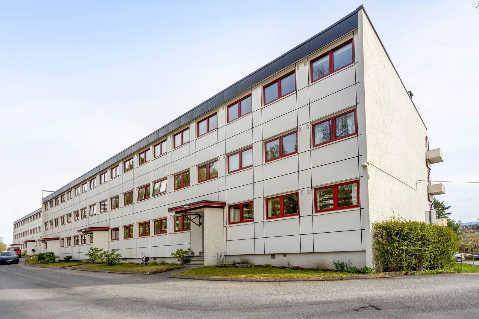 Adkomst gjøres via felles trappegang med callinganlegg. Galleribilde